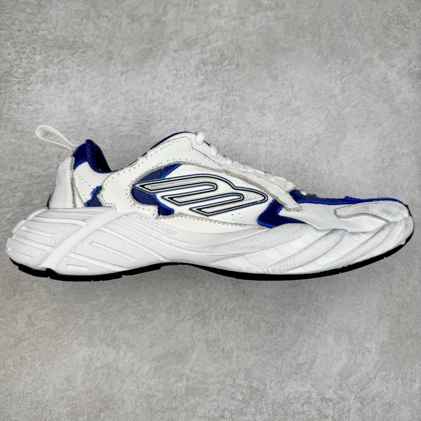 ＃VG零售版 Balenciaga Monday 巴黎世家圆头厚底低帮老爹鞋 全套原纸板楦头开发 最原汁原味的灵魂版型 全鞋荧光划线卡点 胶水把控整洁度追求极致完美 每一双都是工艺品 多重QC质检 超越公司货的品控标准 实实在在的免检产品 原盒原配 正确字体电绣 粗细、位置、大小正确 侧边TPU 透气孔匹配意产原版 正确分离大底 TPU软底 原版一致大底LOGO 立体感十足 原厂皮料水洗做旧 采购原厂网纱 偏大一码 尺码：35 36 37 38 39 40 41 42 43 44 45 46-选品中心