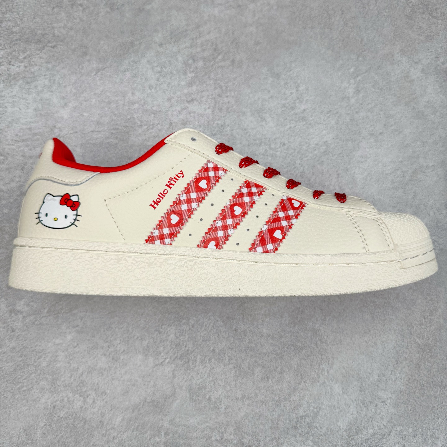 ＃C2 AD Originals Superstar 经典复古贝壳头板鞋 XG0002 诞生于1969年 是第一双将全皮面鞋 身与橡胶鞋头结合在一起的低帮篮球鞋 Superstar最开始 是作为高帮篮球鞋Pro Model的低帮版本而出现的 但因为其独特和醒目的橡胶鞋头造型而让大家熟知 被大家形象地称为\\\”shelltoe\\\”贝壳头 在70年代的美国职业篮球场上 接近3/4的NBA球员都将这双Superstar作为场上用鞋 80年代之后 经过不断的改良和发展 Superstar逐渐成为横跨时装、音乐、街头文化、休闲和运动等各大领域的时尚潮鞋 尺码：36 36.5 37 38 38.5 39 40 40.5 41 42 42.5 43 44 44.5 45-选品中心