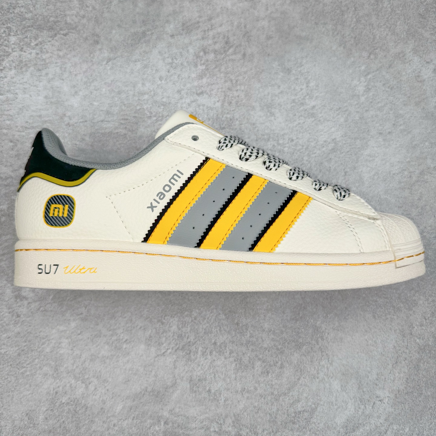 ＃C2 AD Originals Superstar 经典复古贝壳头板鞋 JY8916 诞生于1969年 是第一双将全皮面鞋 身与橡胶鞋头结合在一起的低帮篮球鞋 Superstar最开始 是作为高帮篮球鞋Pro Model的低帮版本而出现的 但因为其独特和醒目的橡胶鞋头造型而让大家熟知 被大家形象地称为\\\”shelltoe\\\”贝壳头 在70年代的美国职业篮球场上 接近3/4的NBA球员都将这双Superstar作为场上用鞋 80年代之后 经过不断的改良和发展 Superstar逐渐成为横跨时装、音乐、街头文化、休闲和运动等各大领域的时尚潮鞋 尺码：36 36.5 37 38 38.5 39 40 40.5 41 42 42.5 43 44 44.5 45-选品中心