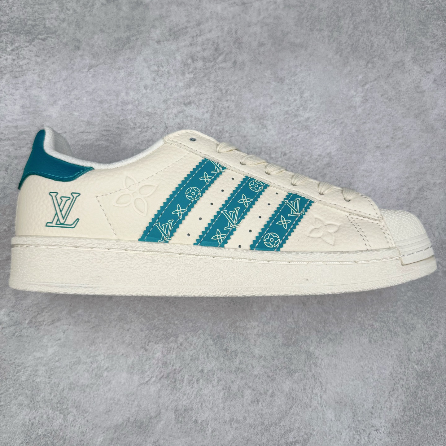 ＃C2 AD Originals Superstar 经典复古贝壳头板鞋 AD0001 诞生于1969年 是第一双将全皮面鞋 身与橡胶鞋头结合在一起的低帮篮球鞋 Superstar最开始 是作为高帮篮球鞋Pro Model的低帮版本而出现的 但因为其独特和醒目的橡胶鞋头造型而让大家熟知 被大家形象地称为\\\”shelltoe\\\”贝壳头 在70年代的美国职业篮球场上 接近3/4的NBA球员都将这双Superstar作为场上用鞋 80年代之后 经过不断的改良和发展 Superstar逐渐成为横跨时装、音乐、街头文化、休闲和运动等各大领域的时尚潮鞋 尺码：36 36.5 37 38 38.5 39 40 40.5 41 42 42.5 43 44 44.5 45-选品中心