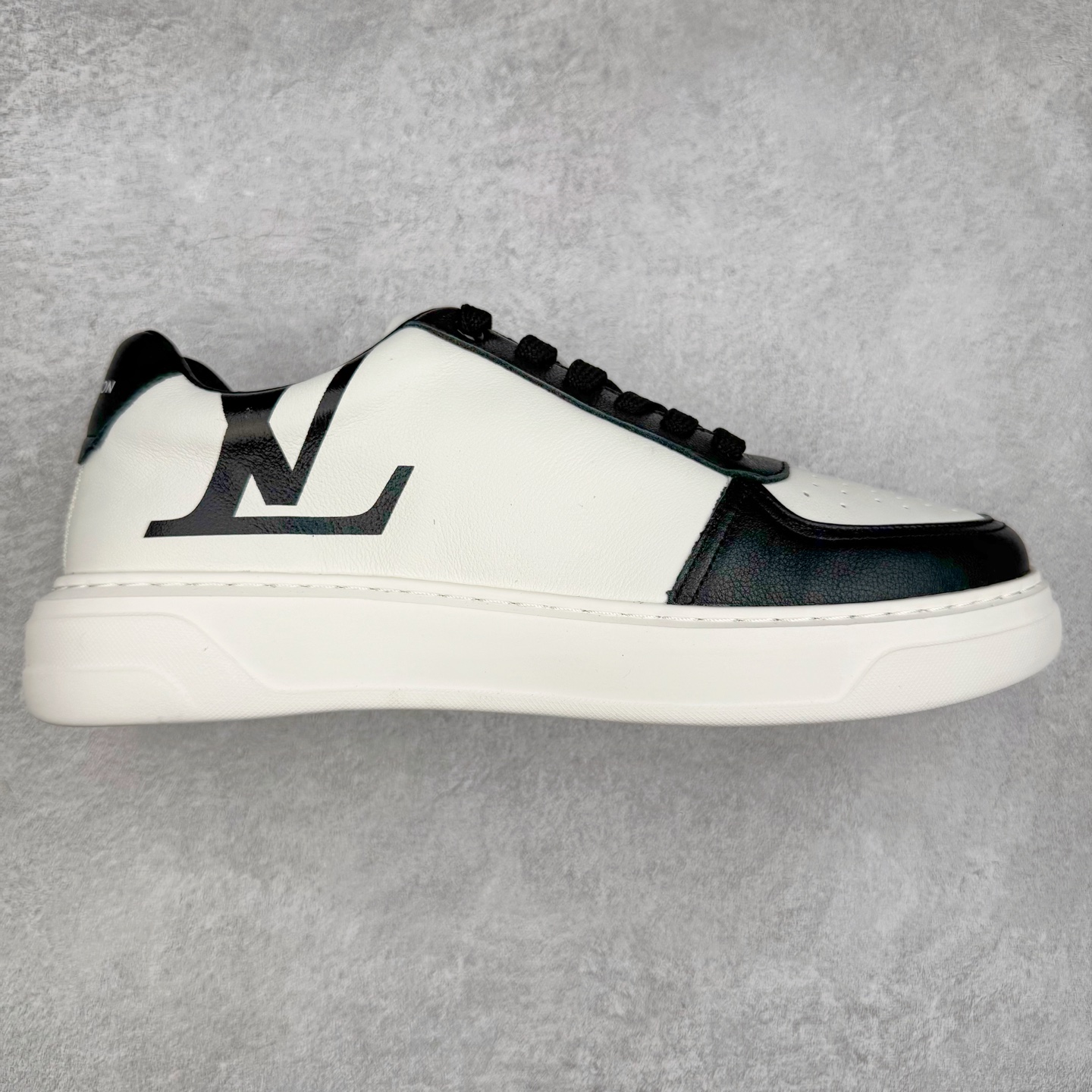 Louis Vuitton LV路易威登板鞋小白鞋系列 # 广东大厂品质 舒适轻泡大底和百搭性霸屏整个时尚娱乐圈,细节调整完美主义!鞋面采用进口头层小牛皮,独家开模轻泡大底, 侧边采用3D打印标志性Logo 尽显贵族时尚气息,台湾进口小牛皮挂皮内里,配带正品全套包装。 尺码:38 39 40 41 42 43 44-选品中心