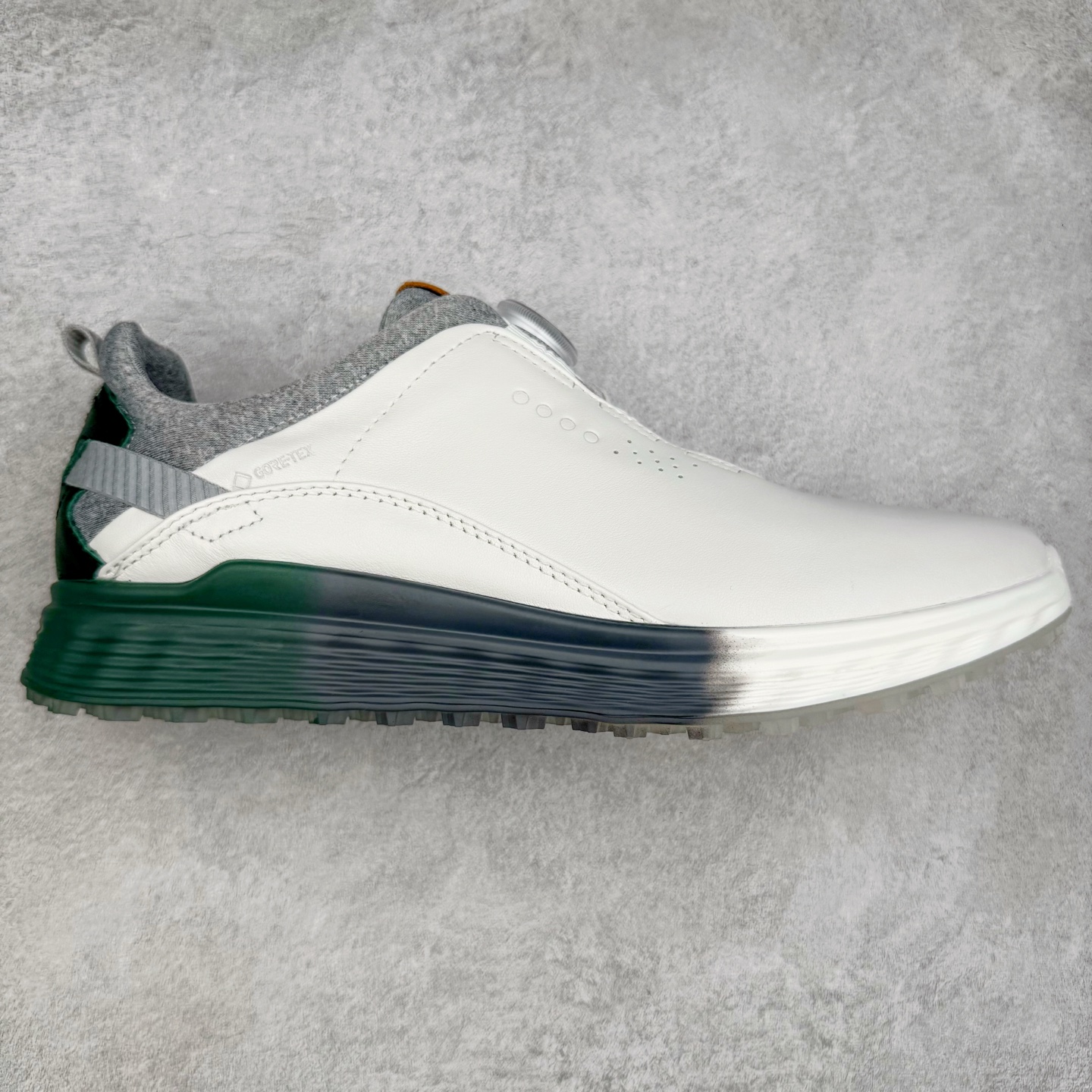 Ecco爱步男鞋新款运动鞋 跑鞋厚底增高老爹鞋 驱动系列全新款式 拼色拼接鞋面 时尚有型 牛皮与纺织品拼接 脚感舒适 出街有型 贴心套脚系带设计 舒适包裹双足 柔软细腻,亲肤透气 以摩托车粗犷胎纹为灵感 PU大底提供牵引性和支撑性 耐磨防滑提升稳定性 轻盈鞋底 舒适耐穿 户外出行 肆意洒脱 尺码:38 39 40 41 42 43 44(皮鞋码)-选品中心