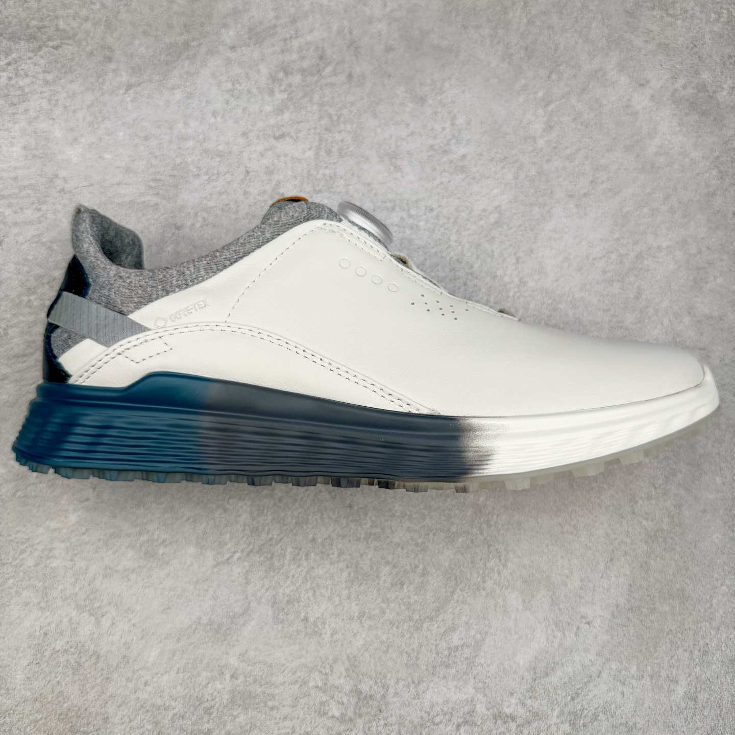 Ecco爱步男鞋新款运动鞋 跑鞋厚底增高老爹鞋 驱动系列全新款式 拼色拼接鞋面 时尚有型 牛皮与纺织品拼接 脚感舒适 出街有型 贴心套脚系带设计 舒适包裹双足 柔软细腻，亲肤透气 以摩托车粗犷胎纹为灵感 PU大底提供牵引性和支撑性 耐磨防滑提升稳定性 轻盈鞋底 舒适耐穿 户外出行 肆意洒脱 尺码：38 39 40 41 42 43 44（皮鞋码）-选品中心