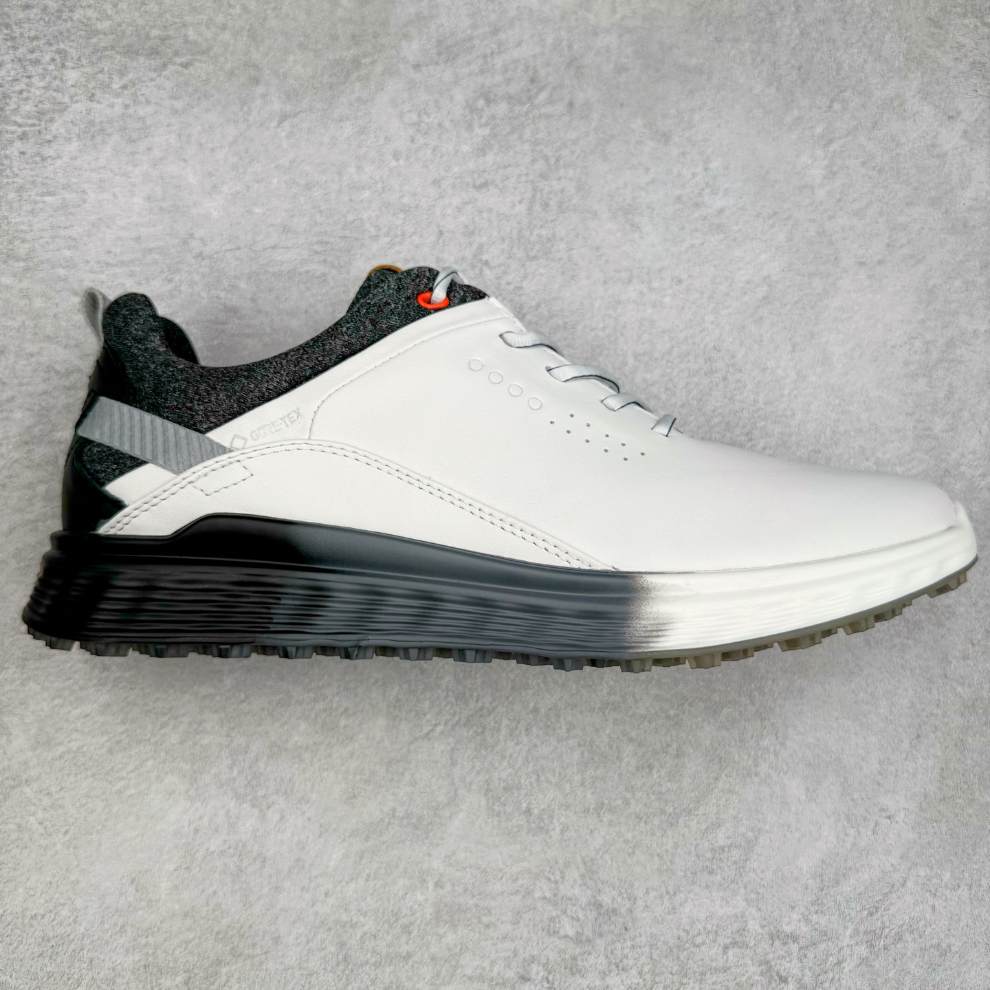 Ecco爱步男鞋新款运动鞋 跑鞋厚底增高老爹鞋 驱动系列全新款式 拼色拼接鞋面 时尚有型 牛皮与纺织品拼接 脚感舒适 出街有型 贴心套脚系带设计 舒适包裹双足 柔软细腻,亲肤透气 以摩托车粗犷胎纹为灵感 PU大底提供牵引性和支撑性 耐磨防滑提升稳定性 轻盈鞋底 舒适耐穿 户外出行 肆意洒脱 尺码:38 39 40 41 42 43 44(皮鞋码)-选品中心