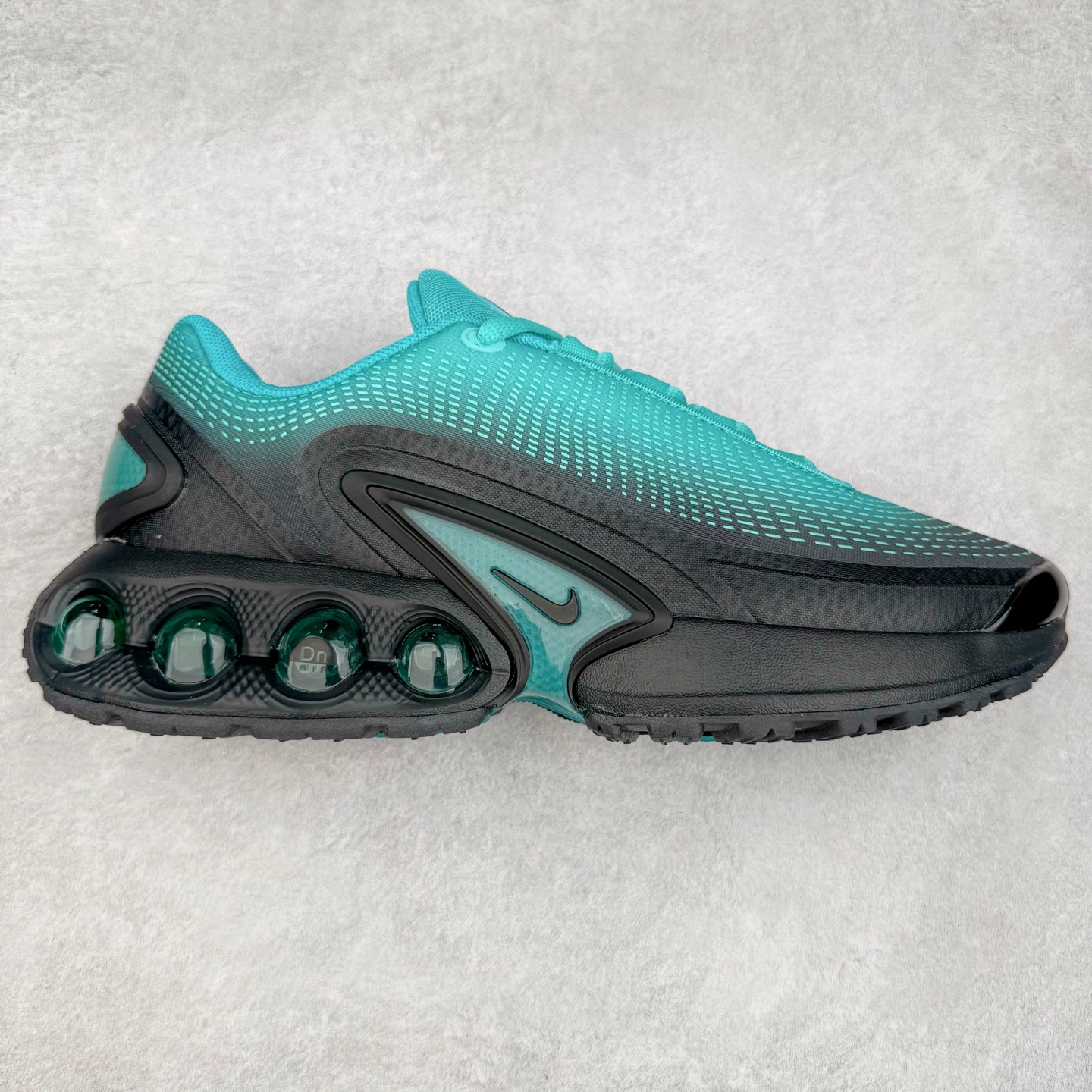 NK Air Max DN8 全掌科技气垫缓震运动跑鞋 HQ0013-300 DN8的核心亮点在于其八腔气垫结构 根据不同部位设定的气压值专为行走设计 提供卓越的舒适感 鞋面的设计让人联想到上世纪90年代末至2000年代初的多款Air Max 中底上系列圆形孔洞引发了热议 不少人将其与竞争品牌的缓震技术进行比较 例如K-SWISS 2010年代初推出的Tubes技 及以多孔鞋底闻名的品牌 尺码：36 36.5 37.5 38 38.5 39 40 40.5 41 42 42.5 43 44 44.5 45-选品中心