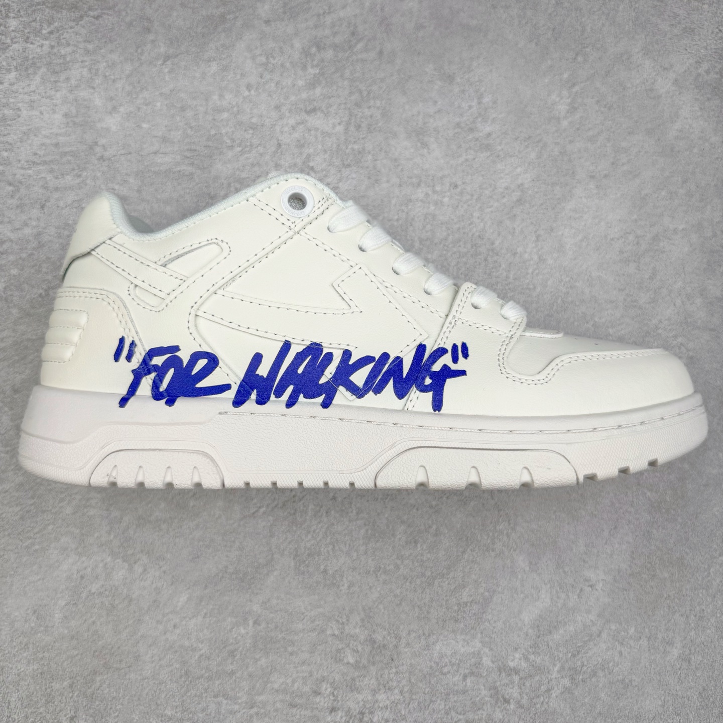 ＃KX OFF-WHITE Out Of Office OW低帮时尚板鞋 全套原楦原纸版原鞋开模 全网最正确的版型 独家私模大底 最大开发至46码 大厂出品 细节到位 官方原盒原配 100加配色陆更新 终端控货 优势供应 续众明星上脚 由经典配色打造 箭头符号、ZipTie 标签、1ogo印花等经典元素皆在此呈现 让人一眼明了 Off-White 的潮流身份 单品以黑白配色皮质制成 饰有品牌标志性 zip Tie 束线带吊牌 侧面饰有 Arrows 图案 展现出品牌对街头风格的偏爱 尺码：36 37 38 39 40 41 42 43 44 45 46-选品中心