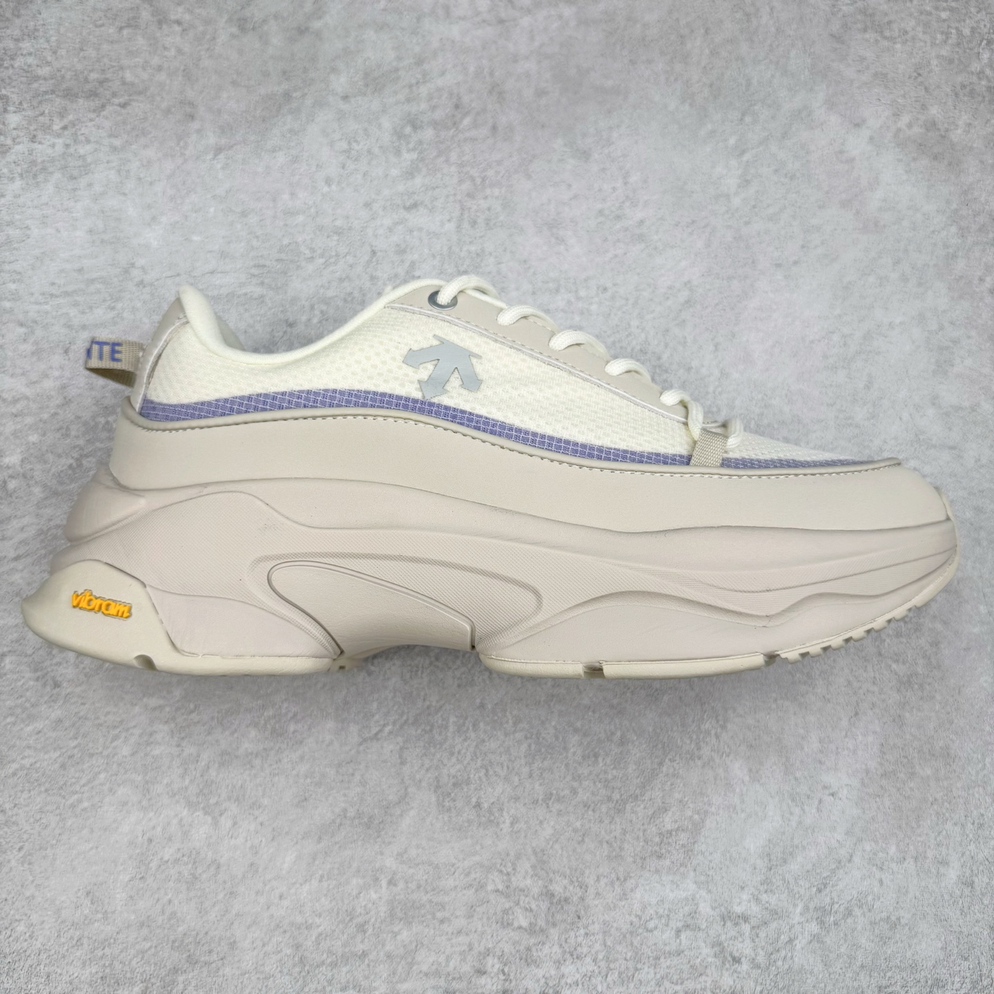 DESCENTE Dualis 迪桑特舒适百搭防滑耐磨 低帮生活休闲鞋 DESCENTE（迪桑特）创立于1935年，品牌名取自法语词汇，意为“滑降”。品牌箭头标识代表滑雪的三种技术“高速直线滑行”、“穿越”和“侧滑”，也寓意品牌在打造高端专业运动产品中不断追求完美的创新精神，致力于成为中国高端专业滑雪、综训、女子、铁人三项、高尔夫的第一品牌。尺码：36 36.5 37 38 38.5 39 40 40.5 41 42 42.5 43 44 44.5 45-选品中心