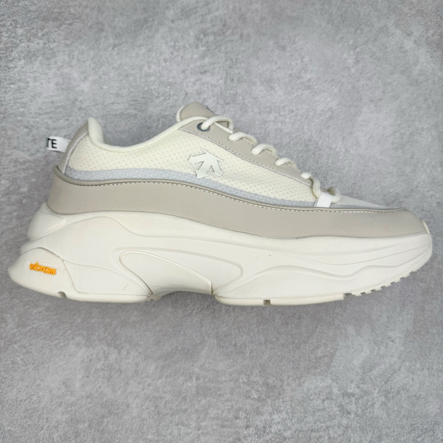 DESCENTE Dualis 迪桑特舒适百搭防滑耐磨 低帮生活休闲鞋 DESCENTE（迪桑特）创立于1935年，品牌名取自法语词汇，意为“滑降”。品牌箭头标识代表滑雪的三种技术“高速直线滑行”、“穿越”和“侧滑”，也寓意品牌在打造高端专业运动产品中不断追求完美的创新精神，致力于成为中国高端专业滑雪、综训、女子、铁人三项、高尔夫的第一品牌。尺码：36 36.5 37 38 38.5 39 40 40.5 41 42 42.5 43 44 44.5 45-选品中心