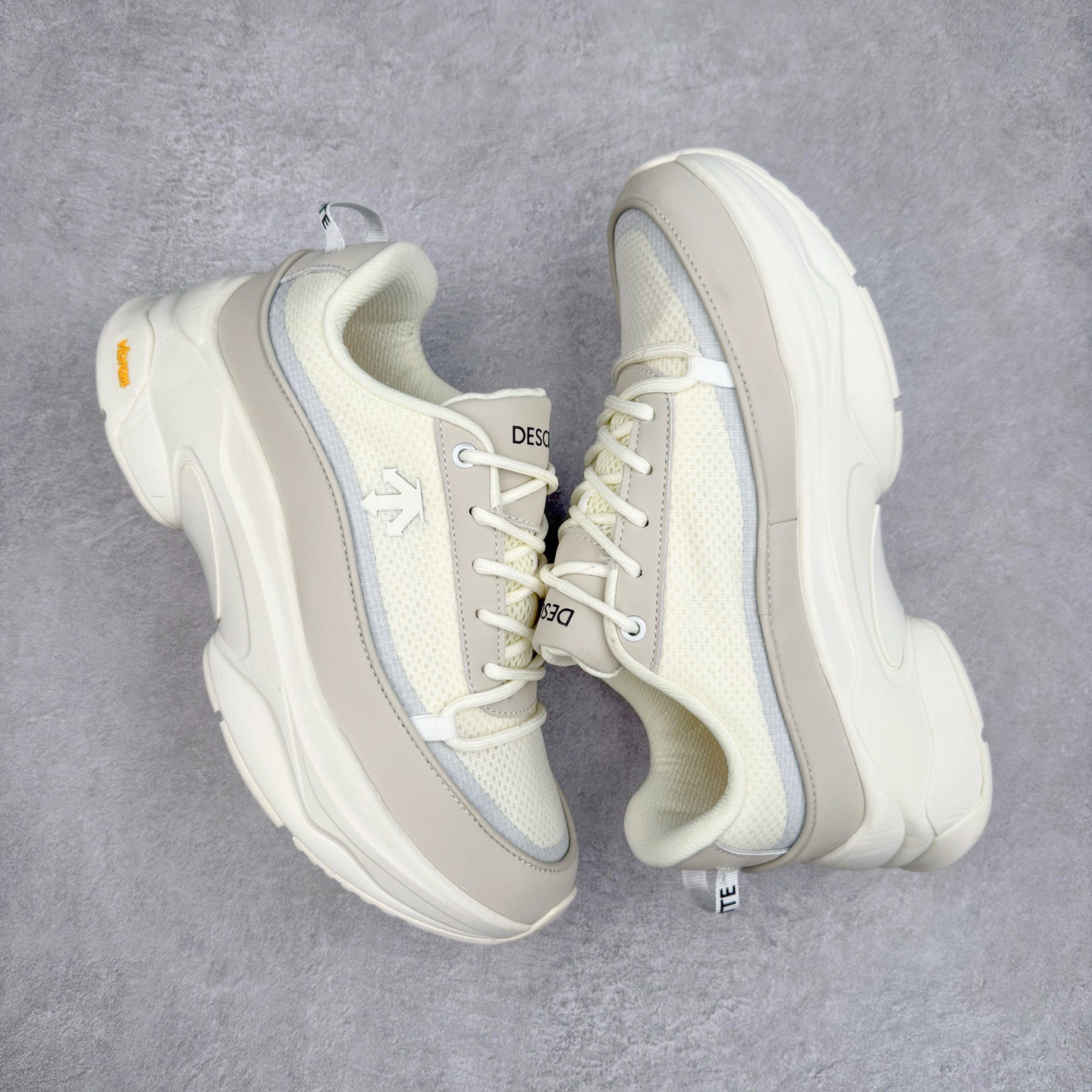 图片[9]-DESCENTE Dualis 迪桑特舒适百搭防滑耐磨 低帮生活休闲鞋 DESCENTE（迪桑特）创立于1935年，品牌名取自法语词汇，意为“滑降”。品牌箭头标识代表滑雪的三种技术“高速直线滑行”、“穿越”和“侧滑”，也寓意品牌在打造高端专业运动产品中不断追求完美的创新精神，致力于成为中国高端专业滑雪、综训、女子、铁人三项、高尔夫的第一品牌。尺码：36 36.5 37 38 38.5 39 40 40.5 41 42 42.5 43 44 44.5 45-选品中心