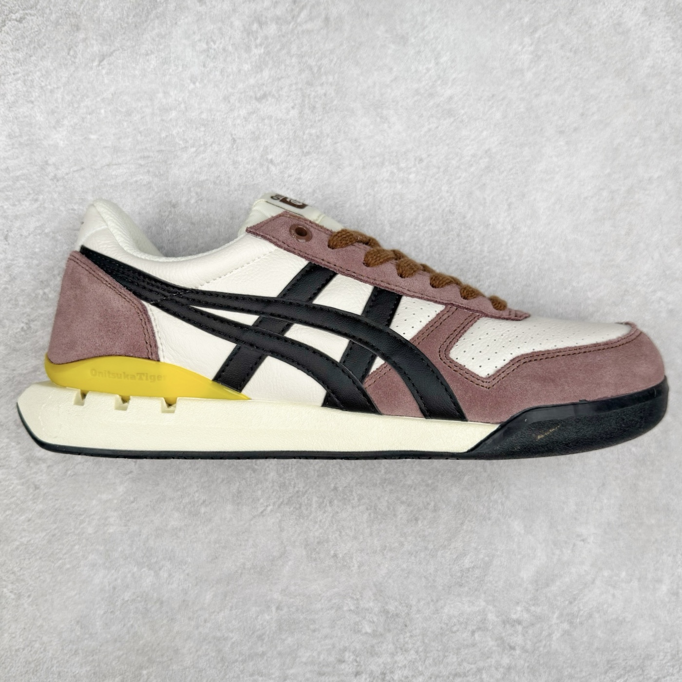 Asics Onitsuka Tiger Ultimate 81 EX 亚瑟士终极系列低帮复古风百搭皮革休闲运动慢跑鞋 采用软质荔枝纹牛培皮鞋面材质 配置OrthoLite鞋垫 轻质Eva缓震组合耐磨橡胶外底 Onitsuka Tiger 鬼塚虎 ULTIMATE 81EX 1183B510 中性款运动鞋 鞋跟底部的缓震孔设计以及TPU后跟保护片强化稳定性 造就合乎新时代高性能运动鞋标准的现代鞋款 牛皮革鞋面 FLYTEFOAM Propel中底增强缓震性与回弹性 鞋跟处采用fuzeGEL缓震胶科技 强化缓震 OrthoLite鞋垫 进一步强化缓震Gel-Kayano超轻量专业运动慢跑鞋 尺码：36-45-选品中心