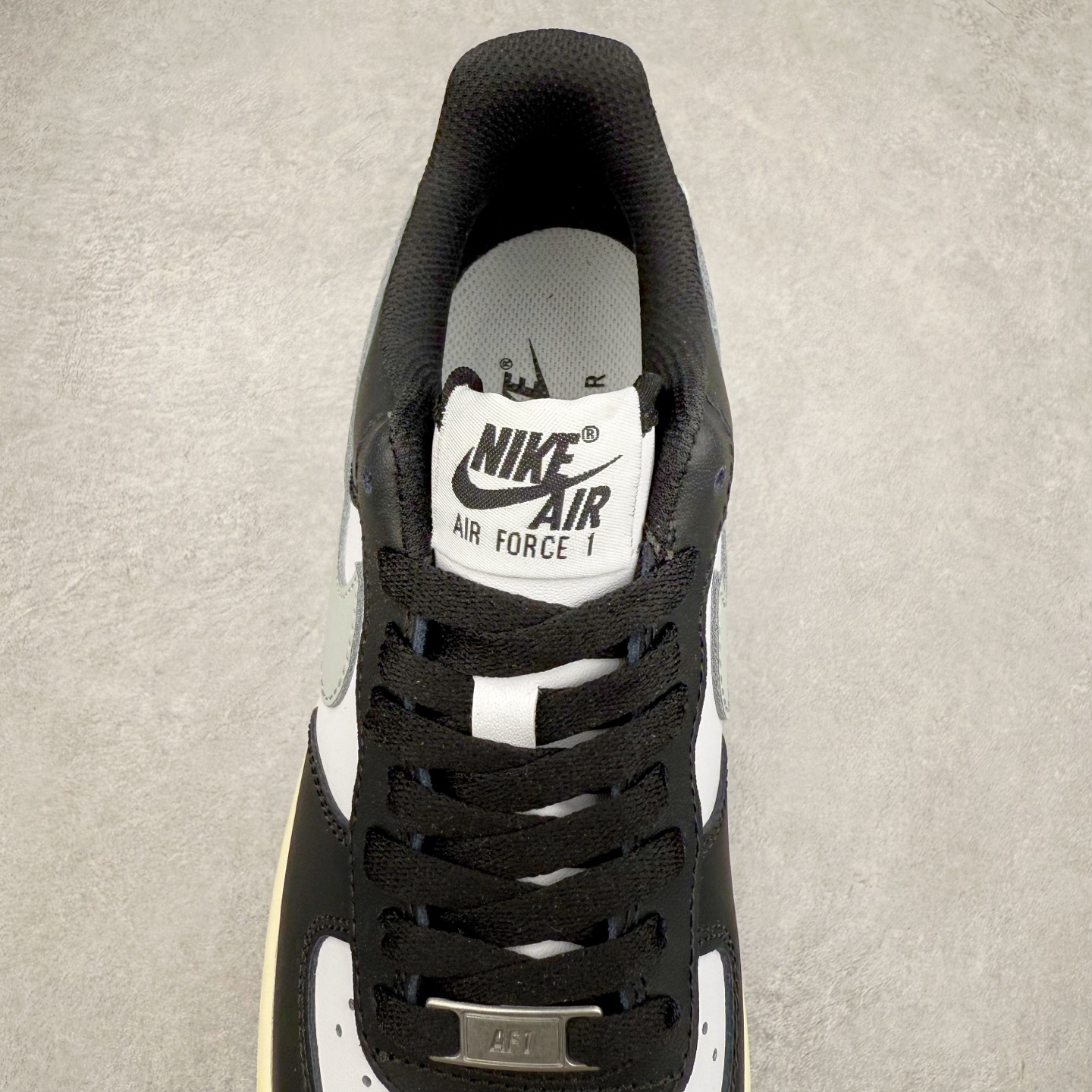 图片[5]-＃XT纯原 NK Air Force 1´07 Low 空军一号低帮百搭休闲运动板鞋 FQ6848-101 顶级批次 2022全新楦头鞋型 鱼鳞大底 历时开发三个月 清洁度完美 二维码鞋标 内置芯片及solo气垫 大底高度及其弧度依照正品 钢印 logo刺绣 鞋口弧度 鞋头长度 鞋面冲孔 鞋垫背胶及钢印 完美鞋型对比正品 每一处都是细节满满 柔软、弹性十足的缓震性能和出色的中底设计 横跨复古与现代的外型结合 造就出风靡全球 三十多年的Force 1 直到今天还深受青睐 实拍调校N版已经零色差零失真 百分百还原实物色彩所见即所得 不存在货不对板色差等低级问题 选购参考实物拍摄 不混卖不参货 只用心做好货严格选品 承诺混一赔十 尺码：36 36.5 37.5 38 38.5 39 40 40.5 41 42 42.5 43 44 44.5 45-选品中心