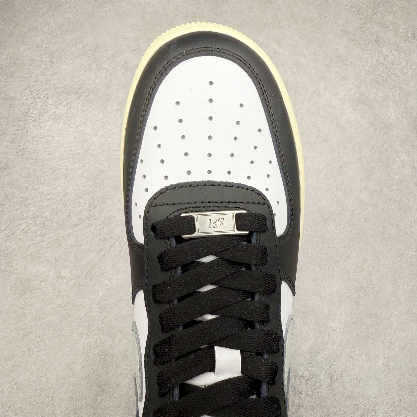 图片[4]-＃XT纯原 NK Air Force 1´07 Low 空军一号低帮百搭休闲运动板鞋 FQ6848-101 顶级批次 2022全新楦头鞋型 鱼鳞大底 历时开发三个月 清洁度完美 二维码鞋标 内置芯片及solo气垫 大底高度及其弧度依照正品 钢印 logo刺绣 鞋口弧度 鞋头长度 鞋面冲孔 鞋垫背胶及钢印 完美鞋型对比正品 每一处都是细节满满 柔软、弹性十足的缓震性能和出色的中底设计 横跨复古与现代的外型结合 造就出风靡全球 三十多年的Force 1 直到今天还深受青睐 实拍调校N版已经零色差零失真 百分百还原实物色彩所见即所得 不存在货不对板色差等低级问题 选购参考实物拍摄 不混卖不参货 只用心做好货严格选品 承诺混一赔十 尺码：36 36.5 37.5 38 38.5 39 40 40.5 41 42 42.5 43 44 44.5 45-选品中心