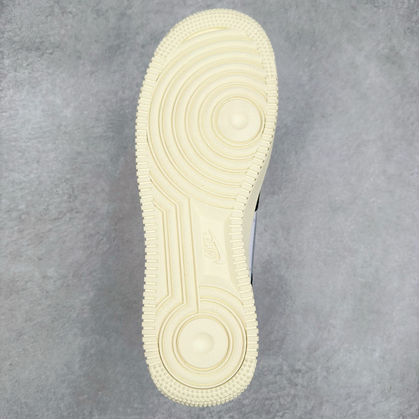 图片[9]-＃XT纯原 NK Air Force 1´07 Low 空军一号低帮百搭休闲运动板鞋 FQ6848-101 顶级批次 2022全新楦头鞋型 鱼鳞大底 历时开发三个月 清洁度完美 二维码鞋标 内置芯片及solo气垫 大底高度及其弧度依照正品 钢印 logo刺绣 鞋口弧度 鞋头长度 鞋面冲孔 鞋垫背胶及钢印 完美鞋型对比正品 每一处都是细节满满 柔软、弹性十足的缓震性能和出色的中底设计 横跨复古与现代的外型结合 造就出风靡全球 三十多年的Force 1 直到今天还深受青睐 实拍调校N版已经零色差零失真 百分百还原实物色彩所见即所得 不存在货不对板色差等低级问题 选购参考实物拍摄 不混卖不参货 只用心做好货严格选品 承诺混一赔十 尺码：36 36.5 37.5 38 38.5 39 40 40.5 41 42 42.5 43 44 44.5 45-选品中心