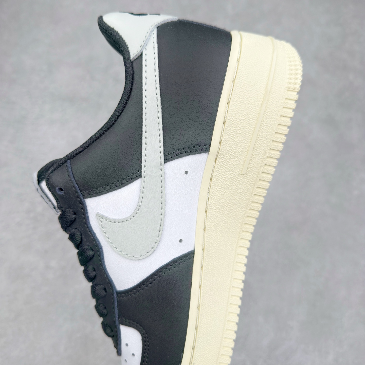 图片[7]-＃XT纯原 NK Air Force 1´07 Low 空军一号低帮百搭休闲运动板鞋 FQ6848-101 顶级批次 2022全新楦头鞋型 鱼鳞大底 历时开发三个月 清洁度完美 二维码鞋标 内置芯片及solo气垫 大底高度及其弧度依照正品 钢印 logo刺绣 鞋口弧度 鞋头长度 鞋面冲孔 鞋垫背胶及钢印 完美鞋型对比正品 每一处都是细节满满 柔软、弹性十足的缓震性能和出色的中底设计 横跨复古与现代的外型结合 造就出风靡全球 三十多年的Force 1 直到今天还深受青睐 实拍调校N版已经零色差零失真 百分百还原实物色彩所见即所得 不存在货不对板色差等低级问题 选购参考实物拍摄 不混卖不参货 只用心做好货严格选品 承诺混一赔十 尺码：36 36.5 37.5 38 38.5 39 40 40.5 41 42 42.5 43 44 44.5 45-选品中心