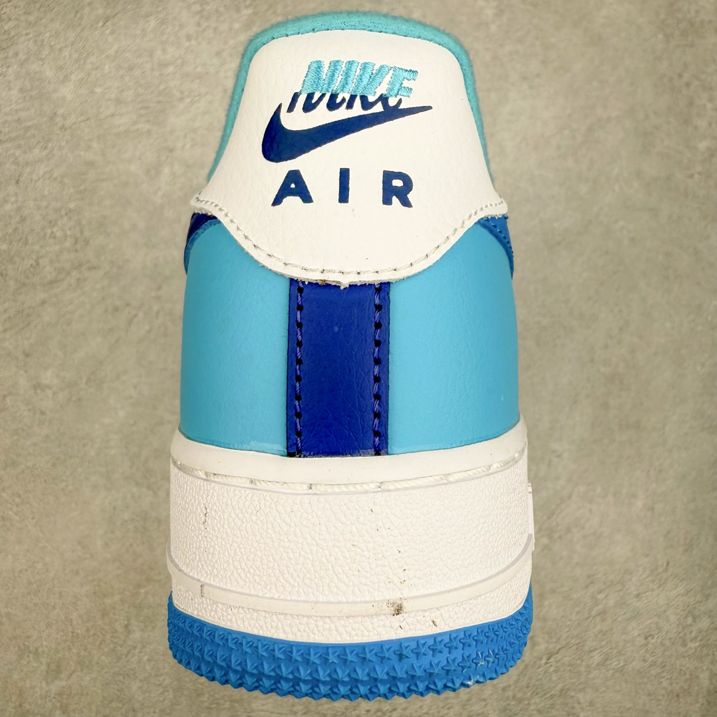 图片[8]-＃XT纯原 NK Air Force 1´07 Low 空军一号低帮百搭休闲运动板鞋 DZ2522-100 顶级批次 2022全新楦头鞋型 鱼鳞大底 历时开发三个月 清洁度完美 二维码鞋标 内置芯片及solo气垫 大底高度及其弧度依照正品 钢印 logo刺绣 鞋口弧度 鞋头长度 鞋面冲孔 鞋垫背胶及钢印 完美鞋型对比正品 每一处都是细节满满 柔软、弹性十足的缓震性能和出色的中底设计 横跨复古与现代的外型结合 造就出风靡全球 三十多年的Force 1 直到今天还深受青睐 实拍调校N版已经零色差零失真 百分百还原实物色彩所见即所得 不存在货不对板色差等低级问题 选购参考实物拍摄 不混卖不参货 只用心做好货严格选品 承诺混一赔十 尺码：36 36.5 37.5 38 38.5 39 40 40.5 41 42 42.5 43 44 44.5 45-选品中心