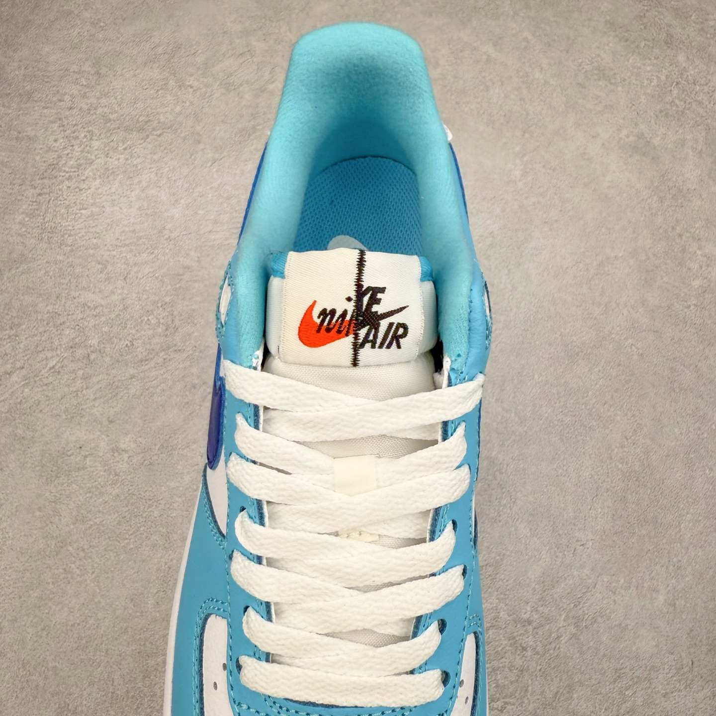 图片[5]-＃XT纯原 NK Air Force 1´07 Low 空军一号低帮百搭休闲运动板鞋 DZ2522-100 顶级批次 2022全新楦头鞋型 鱼鳞大底 历时开发三个月 清洁度完美 二维码鞋标 内置芯片及solo气垫 大底高度及其弧度依照正品 钢印 logo刺绣 鞋口弧度 鞋头长度 鞋面冲孔 鞋垫背胶及钢印 完美鞋型对比正品 每一处都是细节满满 柔软、弹性十足的缓震性能和出色的中底设计 横跨复古与现代的外型结合 造就出风靡全球 三十多年的Force 1 直到今天还深受青睐 实拍调校N版已经零色差零失真 百分百还原实物色彩所见即所得 不存在货不对板色差等低级问题 选购参考实物拍摄 不混卖不参货 只用心做好货严格选品 承诺混一赔十 尺码：36 36.5 37.5 38 38.5 39 40 40.5 41 42 42.5 43 44 44.5 45-选品中心