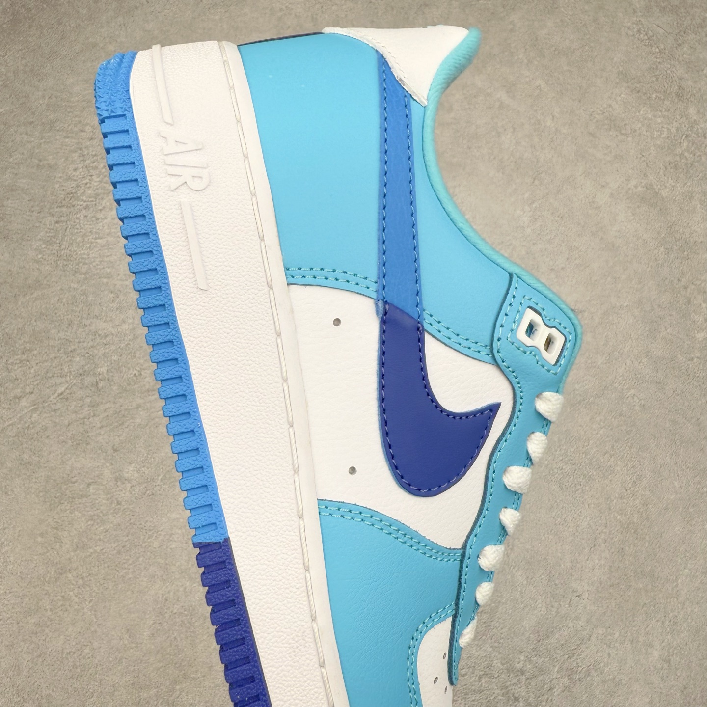 图片[6]-＃XT纯原 NK Air Force 1´07 Low 空军一号低帮百搭休闲运动板鞋 DZ2522-100 顶级批次 2022全新楦头鞋型 鱼鳞大底 历时开发三个月 清洁度完美 二维码鞋标 内置芯片及solo气垫 大底高度及其弧度依照正品 钢印 logo刺绣 鞋口弧度 鞋头长度 鞋面冲孔 鞋垫背胶及钢印 完美鞋型对比正品 每一处都是细节满满 柔软、弹性十足的缓震性能和出色的中底设计 横跨复古与现代的外型结合 造就出风靡全球 三十多年的Force 1 直到今天还深受青睐 实拍调校N版已经零色差零失真 百分百还原实物色彩所见即所得 不存在货不对板色差等低级问题 选购参考实物拍摄 不混卖不参货 只用心做好货严格选品 承诺混一赔十 尺码：36 36.5 37.5 38 38.5 39 40 40.5 41 42 42.5 43 44 44.5 45-选品中心