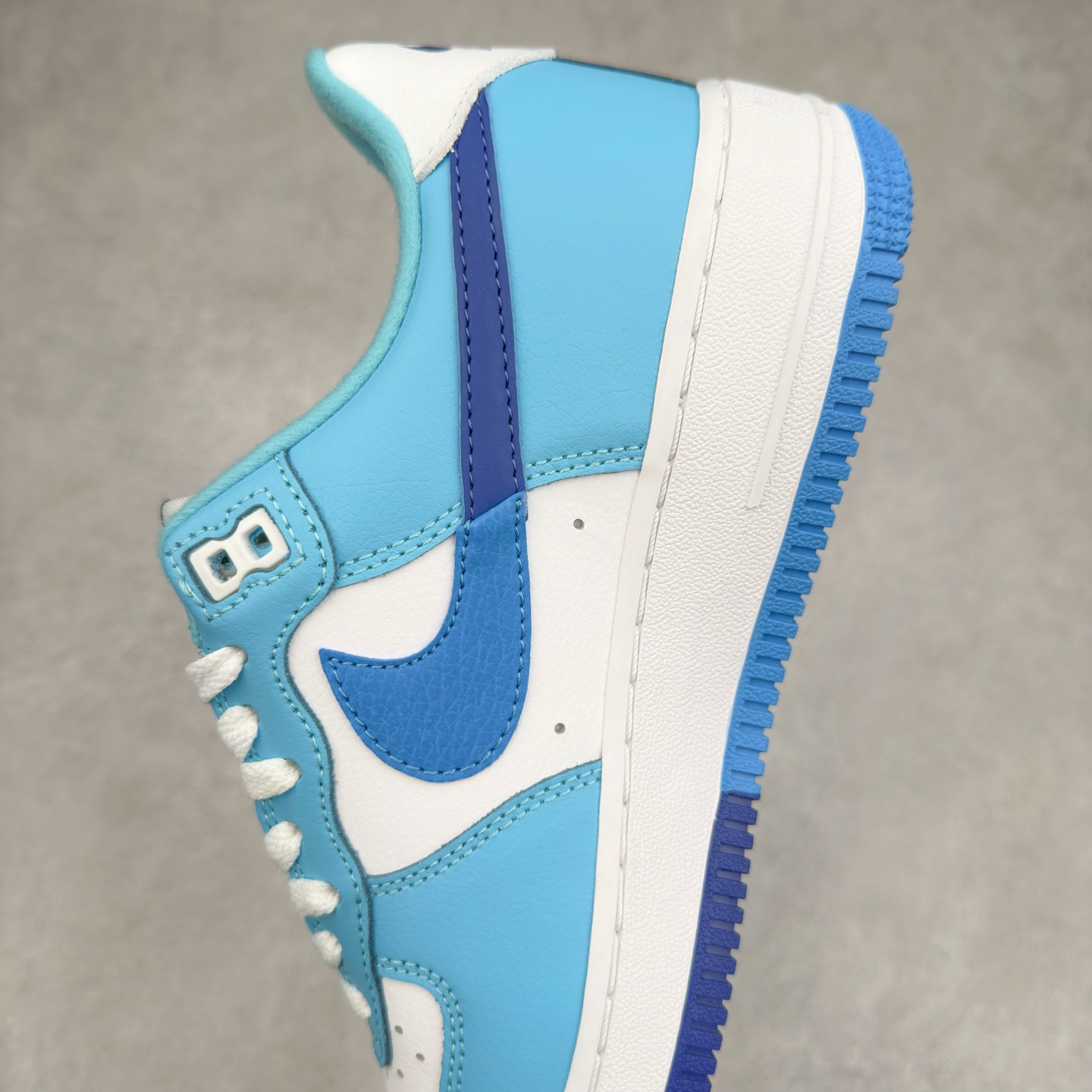图片[7]-＃XT纯原 NK Air Force 1´07 Low 空军一号低帮百搭休闲运动板鞋 DZ2522-100 顶级批次 2022全新楦头鞋型 鱼鳞大底 历时开发三个月 清洁度完美 二维码鞋标 内置芯片及solo气垫 大底高度及其弧度依照正品 钢印 logo刺绣 鞋口弧度 鞋头长度 鞋面冲孔 鞋垫背胶及钢印 完美鞋型对比正品 每一处都是细节满满 柔软、弹性十足的缓震性能和出色的中底设计 横跨复古与现代的外型结合 造就出风靡全球 三十多年的Force 1 直到今天还深受青睐 实拍调校N版已经零色差零失真 百分百还原实物色彩所见即所得 不存在货不对板色差等低级问题 选购参考实物拍摄 不混卖不参货 只用心做好货严格选品 承诺混一赔十 尺码：36 36.5 37.5 38 38.5 39 40 40.5 41 42 42.5 43 44 44.5 45-选品中心