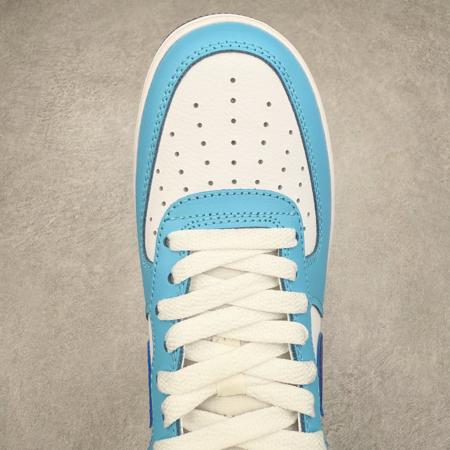 图片[4]-＃XT纯原 NK Air Force 1´07 Low 空军一号低帮百搭休闲运动板鞋 DZ2522-100 顶级批次 2022全新楦头鞋型 鱼鳞大底 历时开发三个月 清洁度完美 二维码鞋标 内置芯片及solo气垫 大底高度及其弧度依照正品 钢印 logo刺绣 鞋口弧度 鞋头长度 鞋面冲孔 鞋垫背胶及钢印 完美鞋型对比正品 每一处都是细节满满 柔软、弹性十足的缓震性能和出色的中底设计 横跨复古与现代的外型结合 造就出风靡全球 三十多年的Force 1 直到今天还深受青睐 实拍调校N版已经零色差零失真 百分百还原实物色彩所见即所得 不存在货不对板色差等低级问题 选购参考实物拍摄 不混卖不参货 只用心做好货严格选品 承诺混一赔十 尺码：36 36.5 37.5 38 38.5 39 40 40.5 41 42 42.5 43 44 44.5 45-选品中心