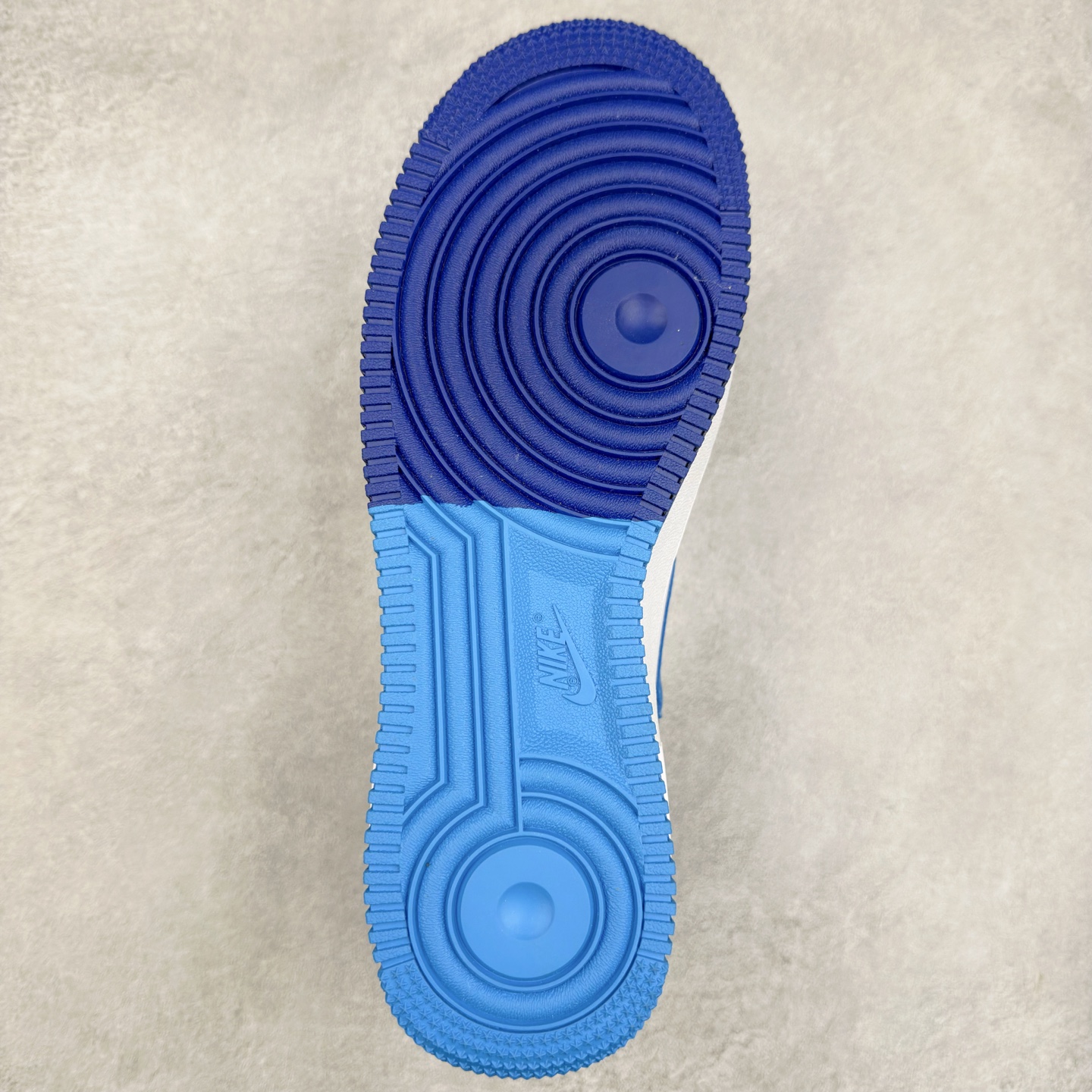 图片[9]-＃XT纯原 NK Air Force 1´07 Low 空军一号低帮百搭休闲运动板鞋 DZ2522-100 顶级批次 2022全新楦头鞋型 鱼鳞大底 历时开发三个月 清洁度完美 二维码鞋标 内置芯片及solo气垫 大底高度及其弧度依照正品 钢印 logo刺绣 鞋口弧度 鞋头长度 鞋面冲孔 鞋垫背胶及钢印 完美鞋型对比正品 每一处都是细节满满 柔软、弹性十足的缓震性能和出色的中底设计 横跨复古与现代的外型结合 造就出风靡全球 三十多年的Force 1 直到今天还深受青睐 实拍调校N版已经零色差零失真 百分百还原实物色彩所见即所得 不存在货不对板色差等低级问题 选购参考实物拍摄 不混卖不参货 只用心做好货严格选品 承诺混一赔十 尺码：36 36.5 37.5 38 38.5 39 40 40.5 41 42 42.5 43 44 44.5 45-选品中心