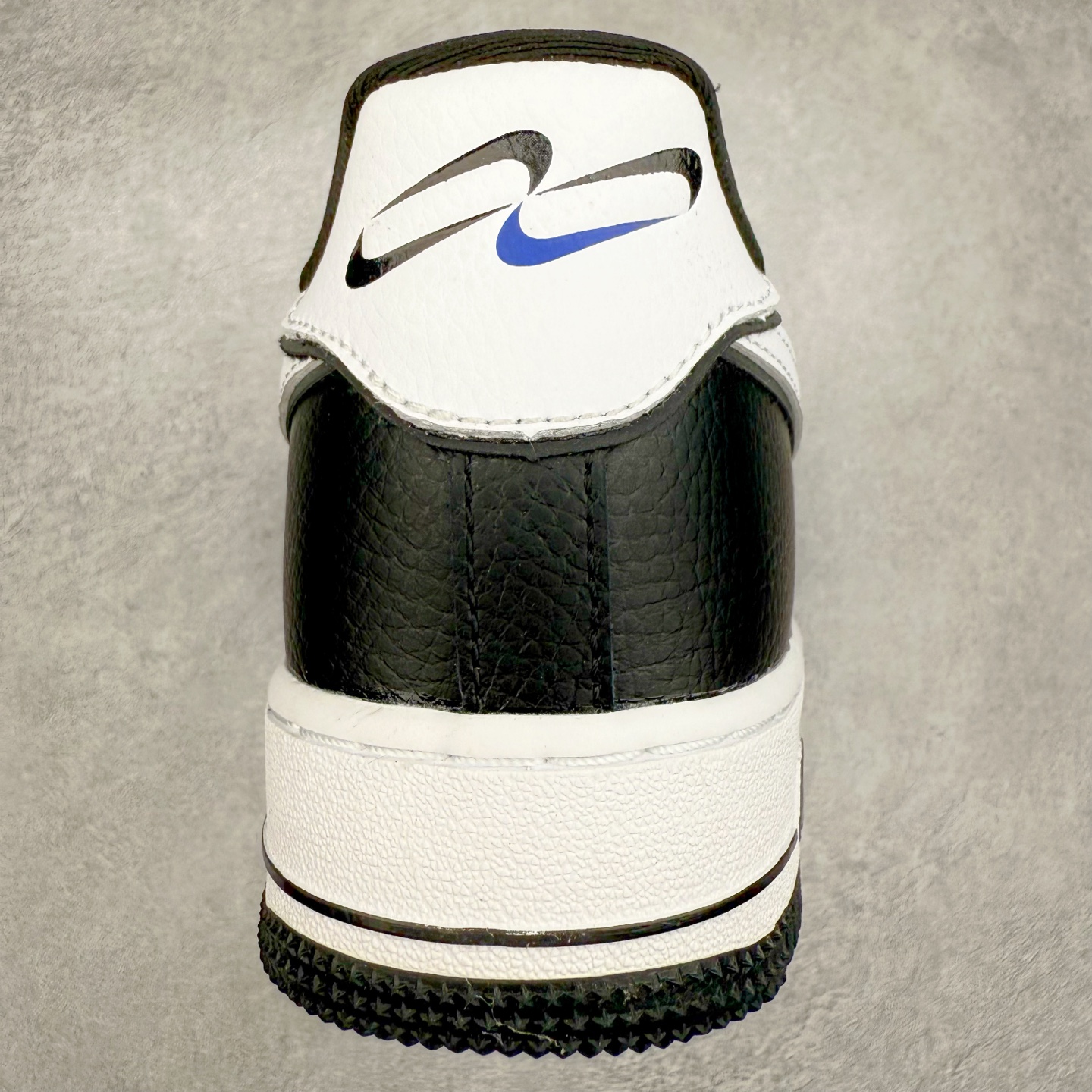 图片[8]-＃XT纯原 NK Air Force 1´07 Low 空军一号低帮百搭休闲运动板鞋 DX3115-100 顶级批次 2022全新楦头鞋型 鱼鳞大底 历时开发三个月 清洁度完美 二维码鞋标 内置芯片及solo气垫 大底高度及其弧度依照正品 钢印 logo刺绣 鞋口弧度 鞋头长度 鞋面冲孔 鞋垫背胶及钢印 完美鞋型对比正品 每一处都是细节满满 柔软、弹性十足的缓震性能和出色的中底设计 横跨复古与现代的外型结合 造就出风靡全球 三十多年的Force 1 直到今天还深受青睐 实拍调校N版已经零色差零失真 百分百还原实物色彩所见即所得 不存在货不对板色差等低级问题 选购参考实物拍摄 不混卖不参货 只用心做好货严格选品 承诺混一赔十 尺码：36 36.5 37.5 38 38.5 39 40 40.5 41 42 42.5 43 44 44.5 45-选品中心