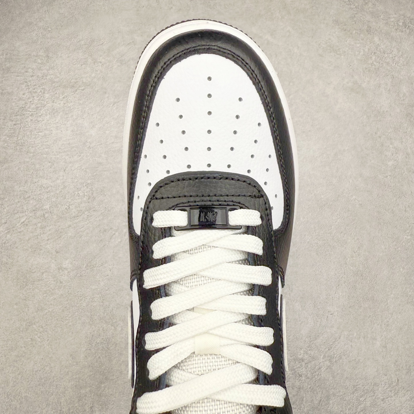 图片[4]-＃XT纯原 NK Air Force 1´07 Low 空军一号低帮百搭休闲运动板鞋 DX3115-100 顶级批次 2022全新楦头鞋型 鱼鳞大底 历时开发三个月 清洁度完美 二维码鞋标 内置芯片及solo气垫 大底高度及其弧度依照正品 钢印 logo刺绣 鞋口弧度 鞋头长度 鞋面冲孔 鞋垫背胶及钢印 完美鞋型对比正品 每一处都是细节满满 柔软、弹性十足的缓震性能和出色的中底设计 横跨复古与现代的外型结合 造就出风靡全球 三十多年的Force 1 直到今天还深受青睐 实拍调校N版已经零色差零失真 百分百还原实物色彩所见即所得 不存在货不对板色差等低级问题 选购参考实物拍摄 不混卖不参货 只用心做好货严格选品 承诺混一赔十 尺码：36 36.5 37.5 38 38.5 39 40 40.5 41 42 42.5 43 44 44.5 45-选品中心