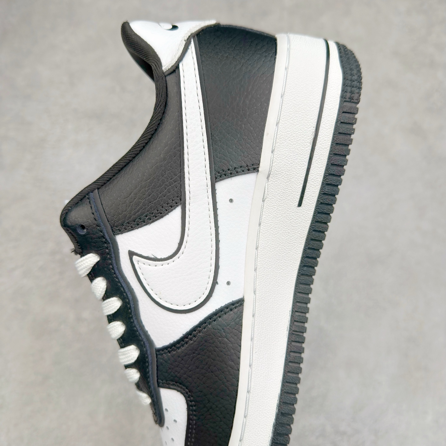 图片[7]-＃XT纯原 NK Air Force 1´07 Low 空军一号低帮百搭休闲运动板鞋 DX3115-100 顶级批次 2022全新楦头鞋型 鱼鳞大底 历时开发三个月 清洁度完美 二维码鞋标 内置芯片及solo气垫 大底高度及其弧度依照正品 钢印 logo刺绣 鞋口弧度 鞋头长度 鞋面冲孔 鞋垫背胶及钢印 完美鞋型对比正品 每一处都是细节满满 柔软、弹性十足的缓震性能和出色的中底设计 横跨复古与现代的外型结合 造就出风靡全球 三十多年的Force 1 直到今天还深受青睐 实拍调校N版已经零色差零失真 百分百还原实物色彩所见即所得 不存在货不对板色差等低级问题 选购参考实物拍摄 不混卖不参货 只用心做好货严格选品 承诺混一赔十 尺码：36 36.5 37.5 38 38.5 39 40 40.5 41 42 42.5 43 44 44.5 45-选品中心