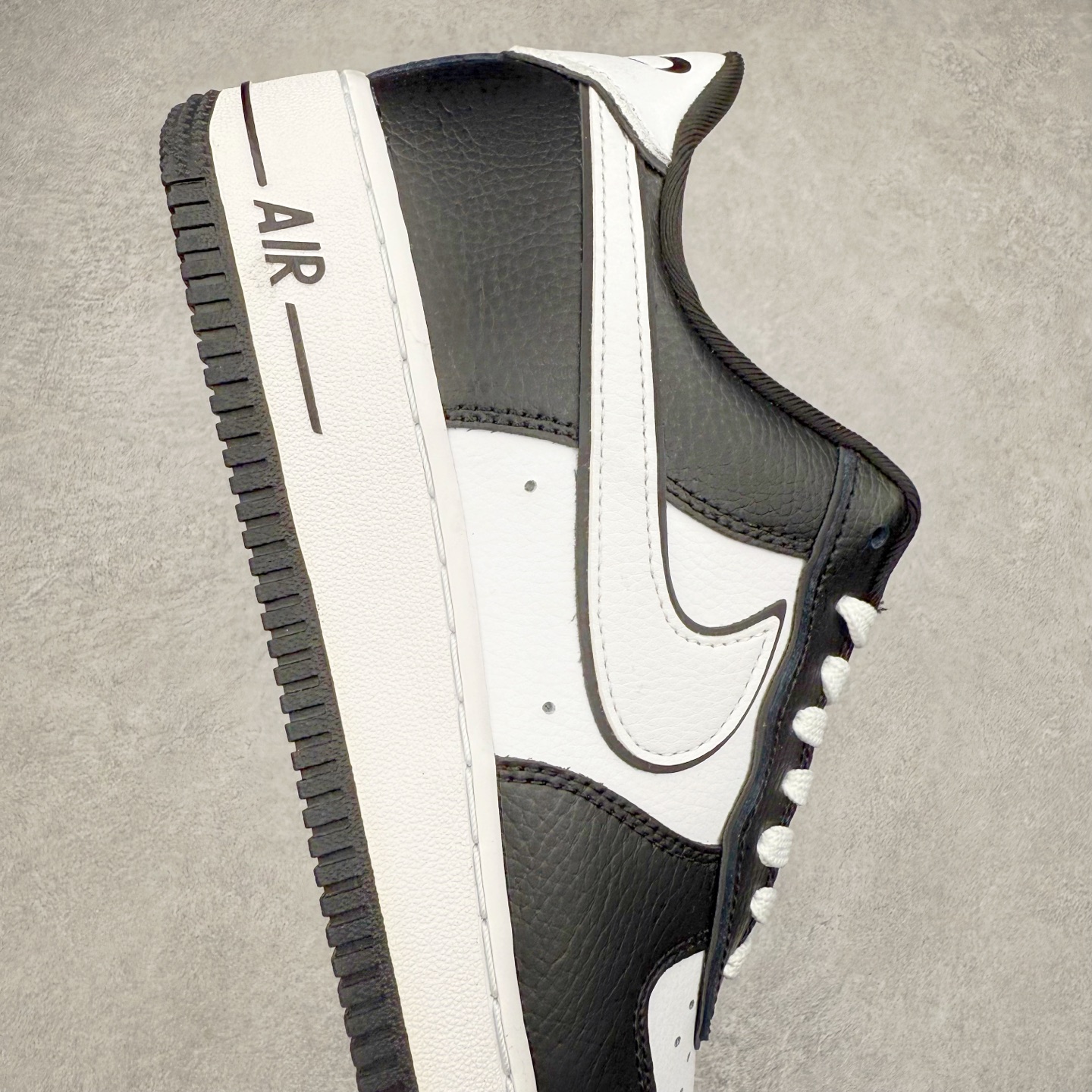 图片[6]-＃XT纯原 NK Air Force 1´07 Low 空军一号低帮百搭休闲运动板鞋 DX3115-100 顶级批次 2022全新楦头鞋型 鱼鳞大底 历时开发三个月 清洁度完美 二维码鞋标 内置芯片及solo气垫 大底高度及其弧度依照正品 钢印 logo刺绣 鞋口弧度 鞋头长度 鞋面冲孔 鞋垫背胶及钢印 完美鞋型对比正品 每一处都是细节满满 柔软、弹性十足的缓震性能和出色的中底设计 横跨复古与现代的外型结合 造就出风靡全球 三十多年的Force 1 直到今天还深受青睐 实拍调校N版已经零色差零失真 百分百还原实物色彩所见即所得 不存在货不对板色差等低级问题 选购参考实物拍摄 不混卖不参货 只用心做好货严格选品 承诺混一赔十 尺码：36 36.5 37.5 38 38.5 39 40 40.5 41 42 42.5 43 44 44.5 45-选品中心