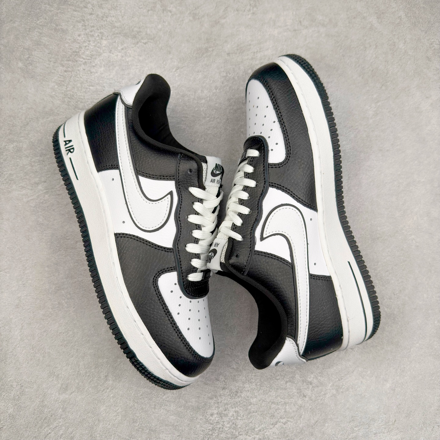 图片[3]-＃XT纯原 NK Air Force 1´07 Low 空军一号低帮百搭休闲运动板鞋 DX3115-100 顶级批次 2022全新楦头鞋型 鱼鳞大底 历时开发三个月 清洁度完美 二维码鞋标 内置芯片及solo气垫 大底高度及其弧度依照正品 钢印 logo刺绣 鞋口弧度 鞋头长度 鞋面冲孔 鞋垫背胶及钢印 完美鞋型对比正品 每一处都是细节满满 柔软、弹性十足的缓震性能和出色的中底设计 横跨复古与现代的外型结合 造就出风靡全球 三十多年的Force 1 直到今天还深受青睐 实拍调校N版已经零色差零失真 百分百还原实物色彩所见即所得 不存在货不对板色差等低级问题 选购参考实物拍摄 不混卖不参货 只用心做好货严格选品 承诺混一赔十 尺码：36 36.5 37.5 38 38.5 39 40 40.5 41 42 42.5 43 44 44.5 45-选品中心