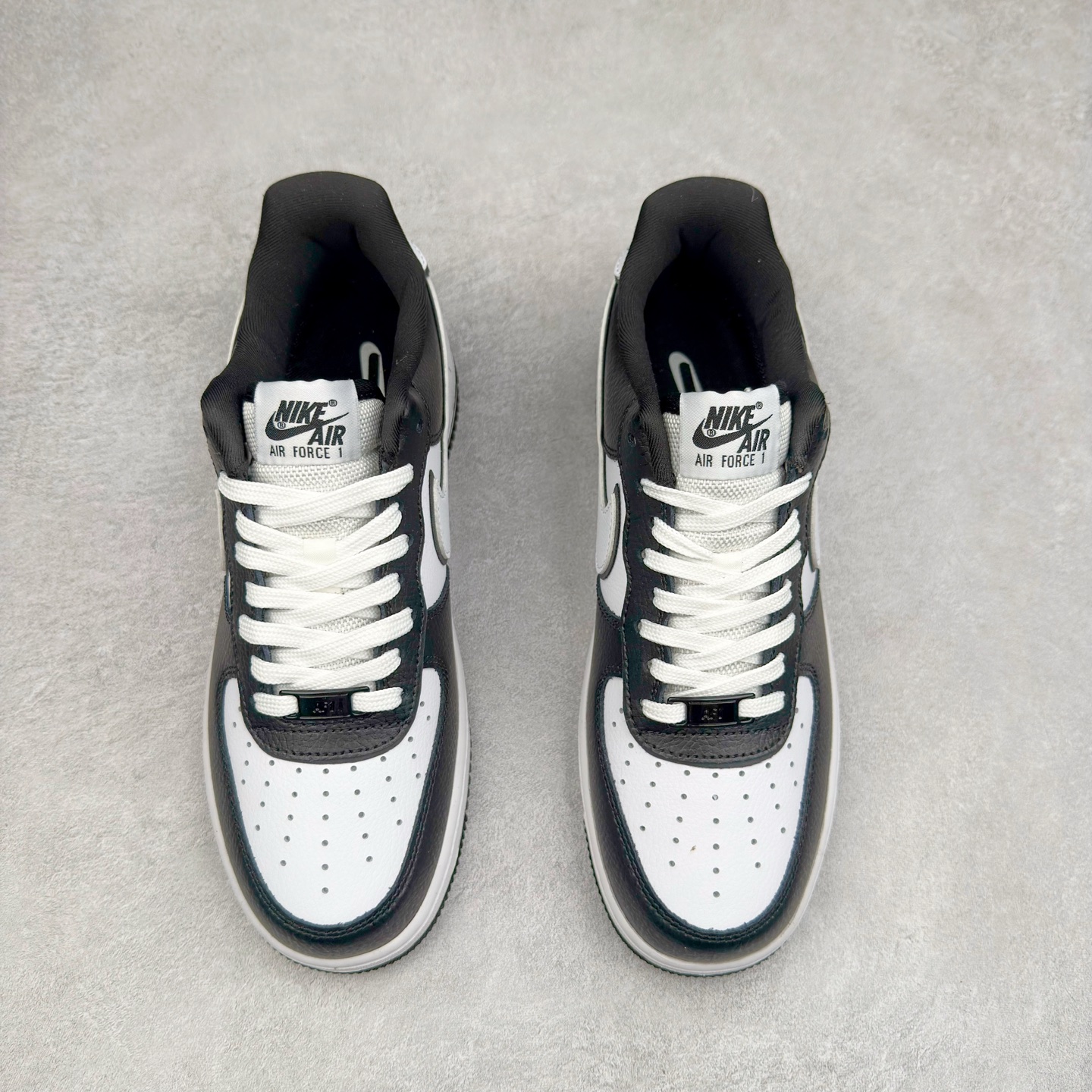 图片[2]-＃XT纯原 NK Air Force 1´07 Low 空军一号低帮百搭休闲运动板鞋 DX3115-100 顶级批次 2022全新楦头鞋型 鱼鳞大底 历时开发三个月 清洁度完美 二维码鞋标 内置芯片及solo气垫 大底高度及其弧度依照正品 钢印 logo刺绣 鞋口弧度 鞋头长度 鞋面冲孔 鞋垫背胶及钢印 完美鞋型对比正品 每一处都是细节满满 柔软、弹性十足的缓震性能和出色的中底设计 横跨复古与现代的外型结合 造就出风靡全球 三十多年的Force 1 直到今天还深受青睐 实拍调校N版已经零色差零失真 百分百还原实物色彩所见即所得 不存在货不对板色差等低级问题 选购参考实物拍摄 不混卖不参货 只用心做好货严格选品 承诺混一赔十 尺码：36 36.5 37.5 38 38.5 39 40 40.5 41 42 42.5 43 44 44.5 45-选品中心