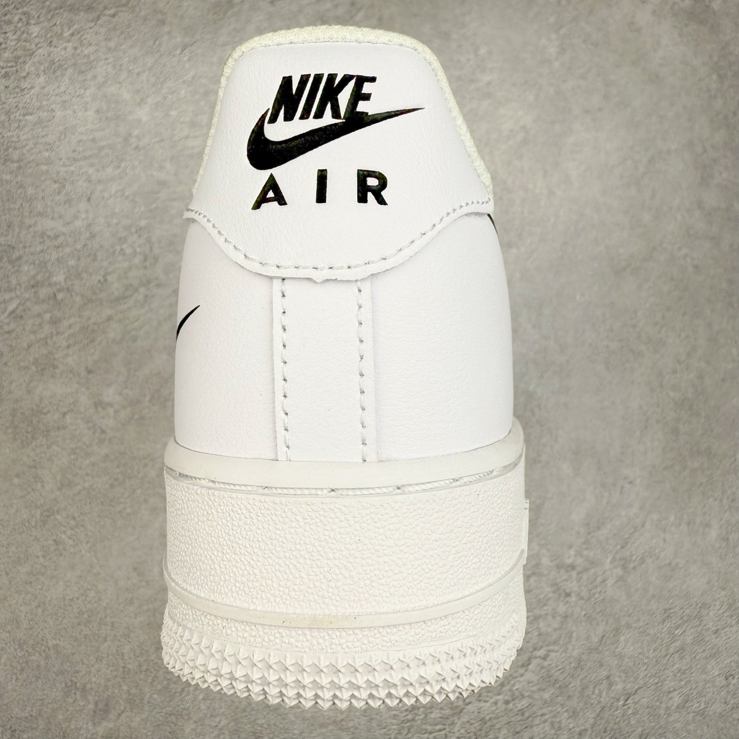 图片[8]-＃XT纯原 NK Air Force 1´07 Low 空军一号低帮百搭休闲运动板鞋 FN7807-100 顶级批次 2022全新楦头鞋型 鱼鳞大底 历时开发三个月 清洁度完美 二维码鞋标 内置芯片及solo气垫 大底高度及其弧度依照正品 钢印 logo刺绣 鞋口弧度 鞋头长度 鞋面冲孔 鞋垫背胶及钢印 完美鞋型对比正品 每一处都是细节满满 柔软、弹性十足的缓震性能和出色的中底设计 横跨复古与现代的外型结合 造就出风靡全球 三十多年的Force 1 直到今天还深受青睐 实拍调校N版已经零色差零失真 百分百还原实物色彩所见即所得 不存在货不对板色差等低级问题 选购参考实物拍摄 不混卖不参货 只用心做好货严格选品 承诺混一赔十 尺码：36 36.5 37.5 38 38.5 39 40 40.5 41 42 42.5 43 44 44.5 45-选品中心