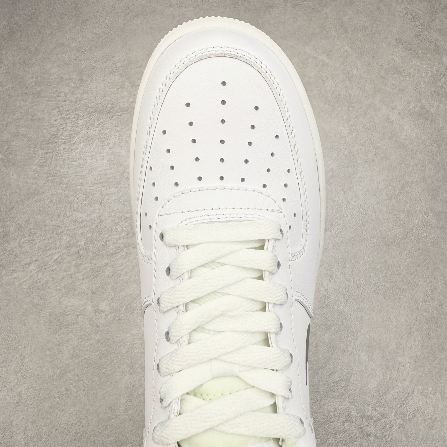 图片[4]-＃XT纯原 NK Air Force 1´07 Low 空军一号低帮百搭休闲运动板鞋 FN7807-100 顶级批次 2022全新楦头鞋型 鱼鳞大底 历时开发三个月 清洁度完美 二维码鞋标 内置芯片及solo气垫 大底高度及其弧度依照正品 钢印 logo刺绣 鞋口弧度 鞋头长度 鞋面冲孔 鞋垫背胶及钢印 完美鞋型对比正品 每一处都是细节满满 柔软、弹性十足的缓震性能和出色的中底设计 横跨复古与现代的外型结合 造就出风靡全球 三十多年的Force 1 直到今天还深受青睐 实拍调校N版已经零色差零失真 百分百还原实物色彩所见即所得 不存在货不对板色差等低级问题 选购参考实物拍摄 不混卖不参货 只用心做好货严格选品 承诺混一赔十 尺码：36 36.5 37.5 38 38.5 39 40 40.5 41 42 42.5 43 44 44.5 45-选品中心