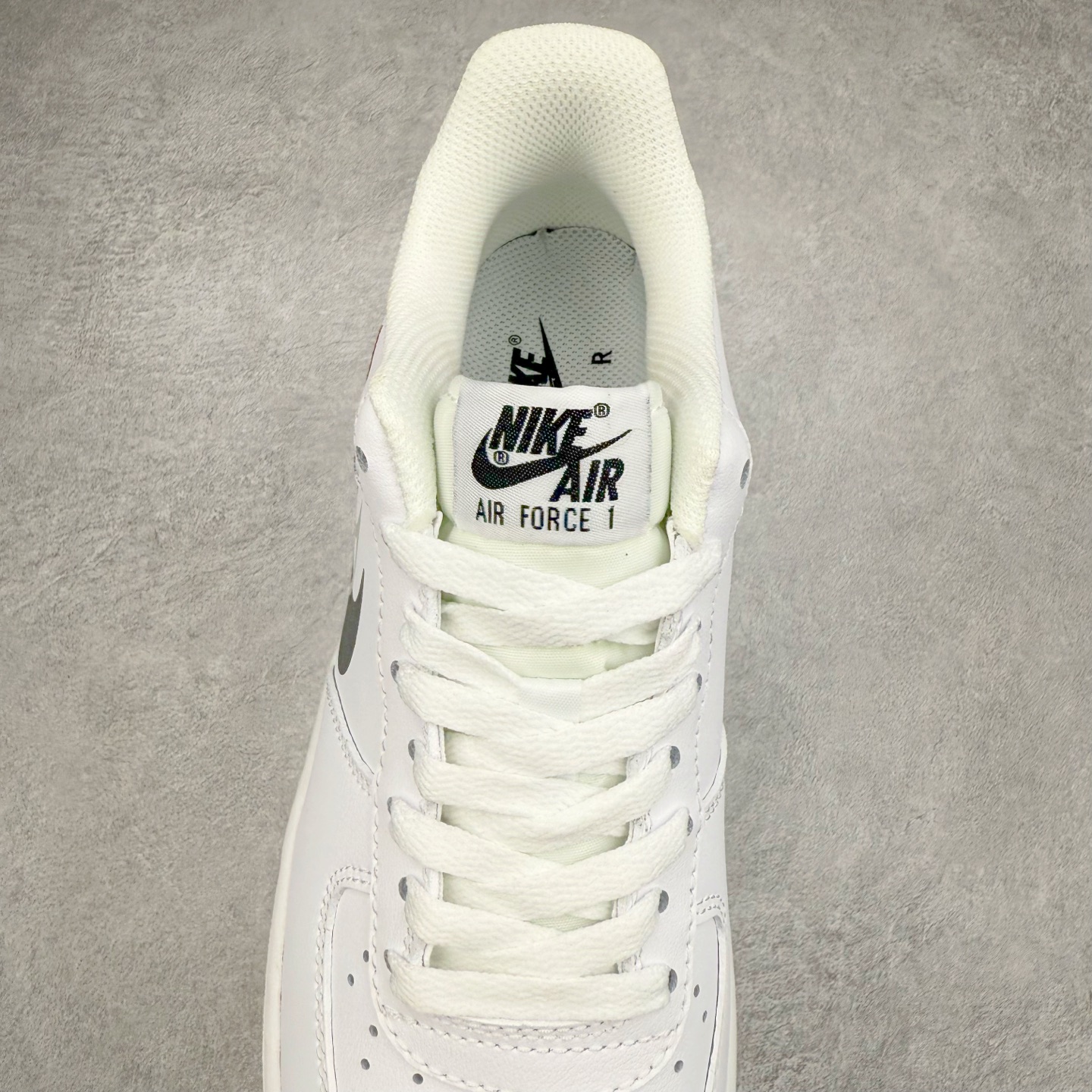 图片[5]-＃XT纯原 NK Air Force 1´07 Low 空军一号低帮百搭休闲运动板鞋 FN7807-100 顶级批次 2022全新楦头鞋型 鱼鳞大底 历时开发三个月 清洁度完美 二维码鞋标 内置芯片及solo气垫 大底高度及其弧度依照正品 钢印 logo刺绣 鞋口弧度 鞋头长度 鞋面冲孔 鞋垫背胶及钢印 完美鞋型对比正品 每一处都是细节满满 柔软、弹性十足的缓震性能和出色的中底设计 横跨复古与现代的外型结合 造就出风靡全球 三十多年的Force 1 直到今天还深受青睐 实拍调校N版已经零色差零失真 百分百还原实物色彩所见即所得 不存在货不对板色差等低级问题 选购参考实物拍摄 不混卖不参货 只用心做好货严格选品 承诺混一赔十 尺码：36 36.5 37.5 38 38.5 39 40 40.5 41 42 42.5 43 44 44.5 45-选品中心