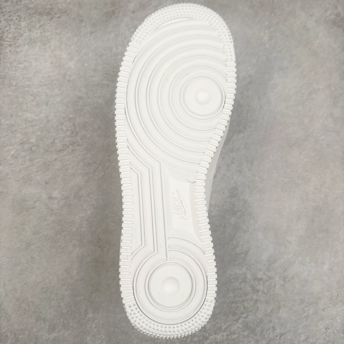 图片[9]-＃XT纯原 NK Air Force 1´07 Low 空军一号低帮百搭休闲运动板鞋 FN7807-100 顶级批次 2022全新楦头鞋型 鱼鳞大底 历时开发三个月 清洁度完美 二维码鞋标 内置芯片及solo气垫 大底高度及其弧度依照正品 钢印 logo刺绣 鞋口弧度 鞋头长度 鞋面冲孔 鞋垫背胶及钢印 完美鞋型对比正品 每一处都是细节满满 柔软、弹性十足的缓震性能和出色的中底设计 横跨复古与现代的外型结合 造就出风靡全球 三十多年的Force 1 直到今天还深受青睐 实拍调校N版已经零色差零失真 百分百还原实物色彩所见即所得 不存在货不对板色差等低级问题 选购参考实物拍摄 不混卖不参货 只用心做好货严格选品 承诺混一赔十 尺码：36 36.5 37.5 38 38.5 39 40 40.5 41 42 42.5 43 44 44.5 45-选品中心