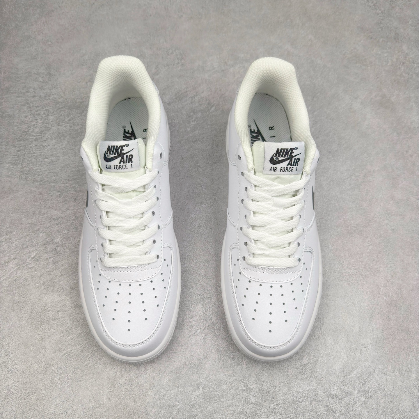 图片[2]-＃XT纯原 NK Air Force 1´07 Low 空军一号低帮百搭休闲运动板鞋 FN7807-100 顶级批次 2022全新楦头鞋型 鱼鳞大底 历时开发三个月 清洁度完美 二维码鞋标 内置芯片及solo气垫 大底高度及其弧度依照正品 钢印 logo刺绣 鞋口弧度 鞋头长度 鞋面冲孔 鞋垫背胶及钢印 完美鞋型对比正品 每一处都是细节满满 柔软、弹性十足的缓震性能和出色的中底设计 横跨复古与现代的外型结合 造就出风靡全球 三十多年的Force 1 直到今天还深受青睐 实拍调校N版已经零色差零失真 百分百还原实物色彩所见即所得 不存在货不对板色差等低级问题 选购参考实物拍摄 不混卖不参货 只用心做好货严格选品 承诺混一赔十 尺码：36 36.5 37.5 38 38.5 39 40 40.5 41 42 42.5 43 44 44.5 45-选品中心