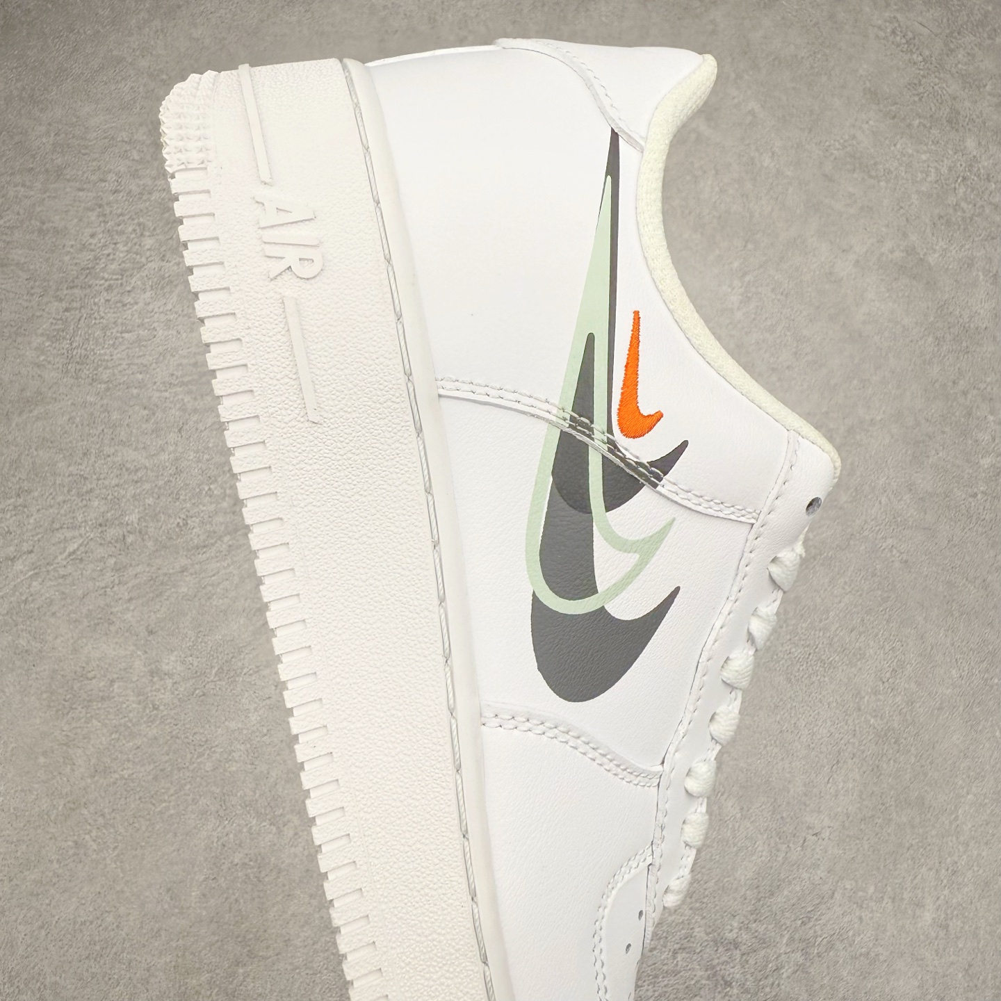 图片[6]-＃XT纯原 NK Air Force 1´07 Low 空军一号低帮百搭休闲运动板鞋 FN7807-100 顶级批次 2022全新楦头鞋型 鱼鳞大底 历时开发三个月 清洁度完美 二维码鞋标 内置芯片及solo气垫 大底高度及其弧度依照正品 钢印 logo刺绣 鞋口弧度 鞋头长度 鞋面冲孔 鞋垫背胶及钢印 完美鞋型对比正品 每一处都是细节满满 柔软、弹性十足的缓震性能和出色的中底设计 横跨复古与现代的外型结合 造就出风靡全球 三十多年的Force 1 直到今天还深受青睐 实拍调校N版已经零色差零失真 百分百还原实物色彩所见即所得 不存在货不对板色差等低级问题 选购参考实物拍摄 不混卖不参货 只用心做好货严格选品 承诺混一赔十 尺码：36 36.5 37.5 38 38.5 39 40 40.5 41 42 42.5 43 44 44.5 45-选品中心