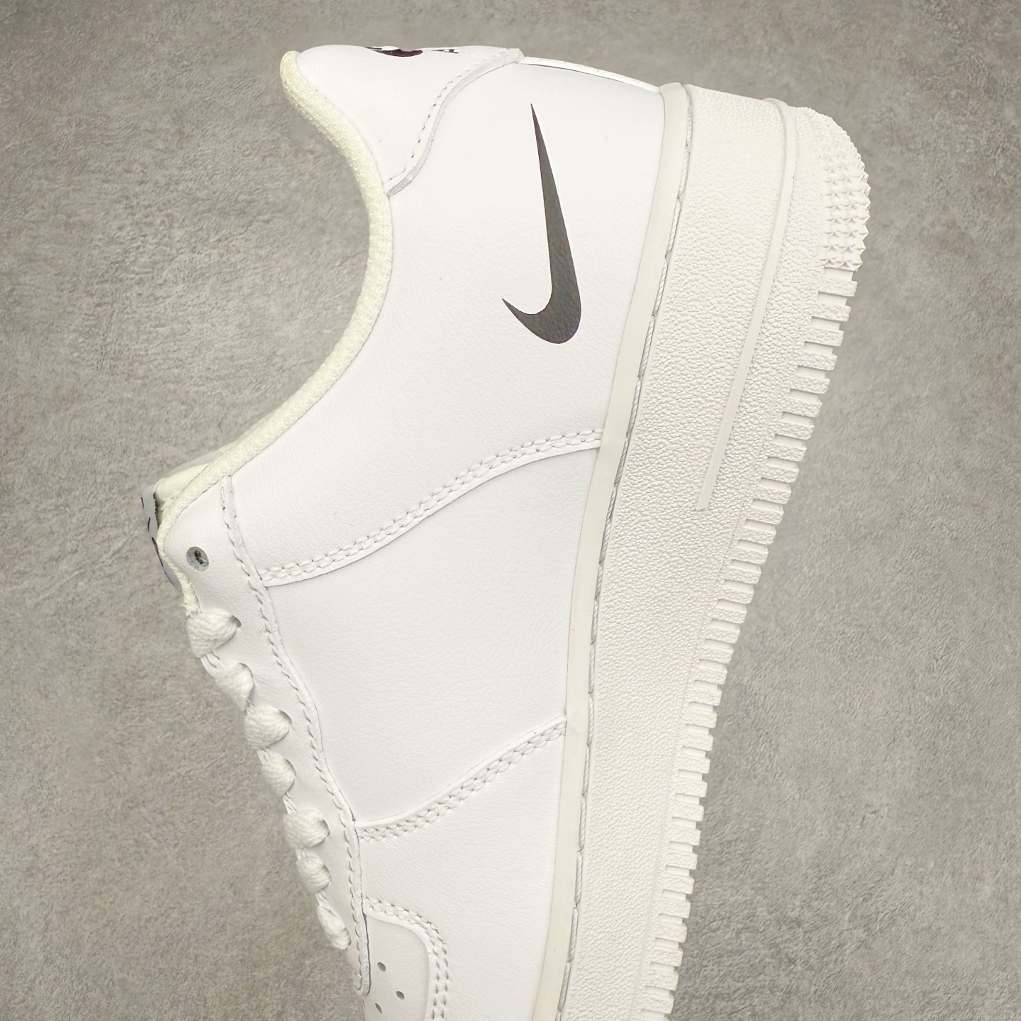 图片[7]-＃XT纯原 NK Air Force 1´07 Low 空军一号低帮百搭休闲运动板鞋 FN7807-100 顶级批次 2022全新楦头鞋型 鱼鳞大底 历时开发三个月 清洁度完美 二维码鞋标 内置芯片及solo气垫 大底高度及其弧度依照正品 钢印 logo刺绣 鞋口弧度 鞋头长度 鞋面冲孔 鞋垫背胶及钢印 完美鞋型对比正品 每一处都是细节满满 柔软、弹性十足的缓震性能和出色的中底设计 横跨复古与现代的外型结合 造就出风靡全球 三十多年的Force 1 直到今天还深受青睐 实拍调校N版已经零色差零失真 百分百还原实物色彩所见即所得 不存在货不对板色差等低级问题 选购参考实物拍摄 不混卖不参货 只用心做好货严格选品 承诺混一赔十 尺码：36 36.5 37.5 38 38.5 39 40 40.5 41 42 42.5 43 44 44.5 45-选品中心