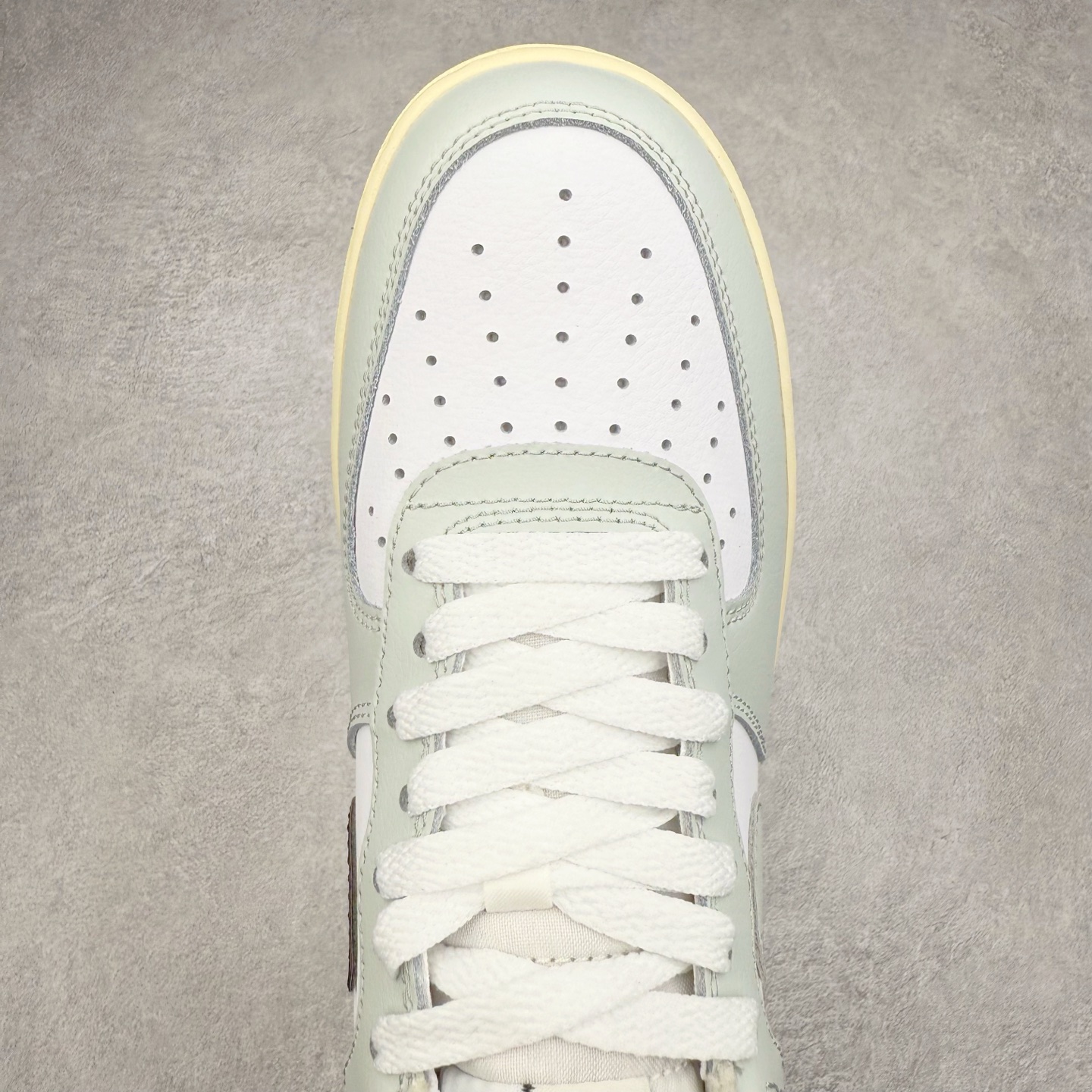 图片[4]-＃XT纯原 NK Air Force 1´07 Low 空军一号低帮百搭休闲运动板鞋 DZ2522-001 顶级批次 2022全新楦头鞋型 鱼鳞大底 历时开发三个月 清洁度完美 二维码鞋标 内置芯片及solo气垫 大底高度及其弧度依照正品 钢印 logo刺绣 鞋口弧度 鞋头长度 鞋面冲孔 鞋垫背胶及钢印 完美鞋型对比正品 每一处都是细节满满 柔软、弹性十足的缓震性能和出色的中底设计 横跨复古与现代的外型结合 造就出风靡全球 三十多年的Force 1 直到今天还深受青睐 实拍调校N版已经零色差零失真 百分百还原实物色彩所见即所得 不存在货不对板色差等低级问题 选购参考实物拍摄 不混卖不参货 只用心做好货严格选品 承诺混一赔十 尺码：36 36.5 37.5 38 38.5 39 40 40.5 41 42 42.5 43 44 44.5 45-选品中心