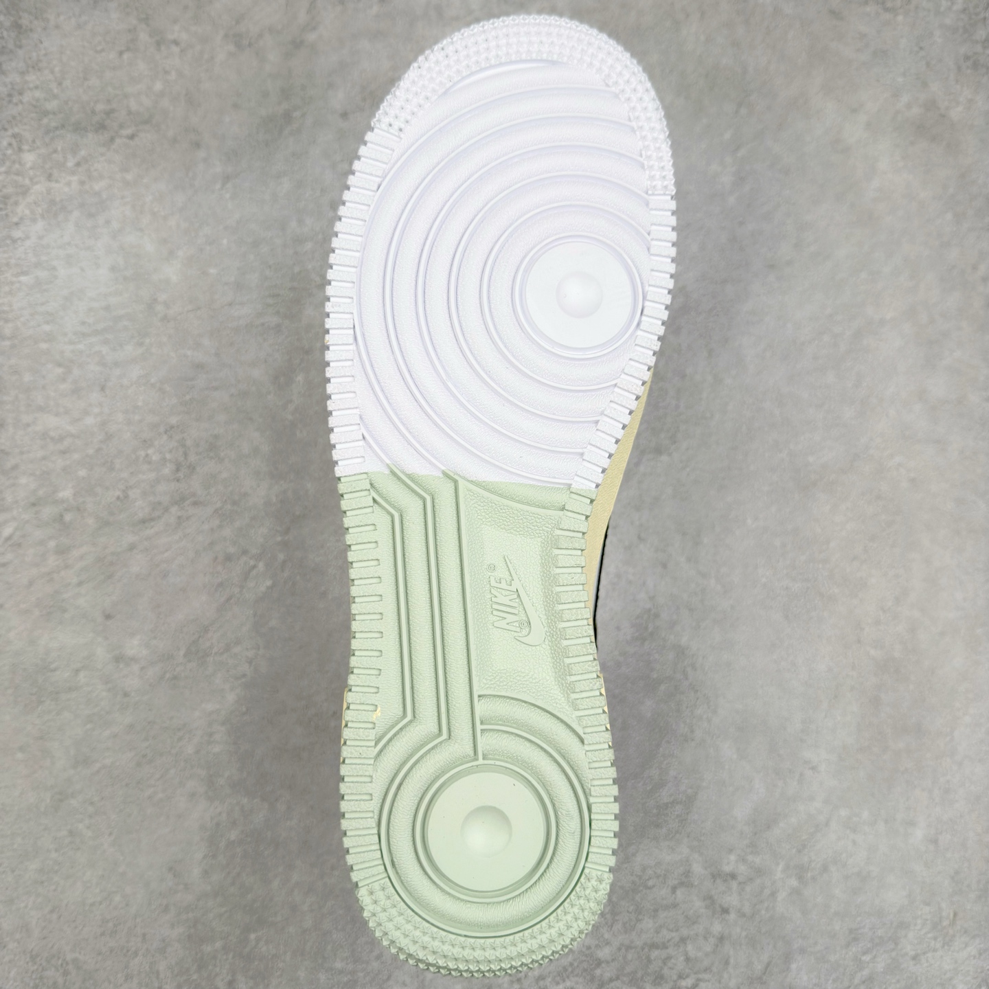 图片[9]-＃XT纯原 NK Air Force 1´07 Low 空军一号低帮百搭休闲运动板鞋 DZ2522-001 顶级批次 2022全新楦头鞋型 鱼鳞大底 历时开发三个月 清洁度完美 二维码鞋标 内置芯片及solo气垫 大底高度及其弧度依照正品 钢印 logo刺绣 鞋口弧度 鞋头长度 鞋面冲孔 鞋垫背胶及钢印 完美鞋型对比正品 每一处都是细节满满 柔软、弹性十足的缓震性能和出色的中底设计 横跨复古与现代的外型结合 造就出风靡全球 三十多年的Force 1 直到今天还深受青睐 实拍调校N版已经零色差零失真 百分百还原实物色彩所见即所得 不存在货不对板色差等低级问题 选购参考实物拍摄 不混卖不参货 只用心做好货严格选品 承诺混一赔十 尺码：36 36.5 37.5 38 38.5 39 40 40.5 41 42 42.5 43 44 44.5 45-选品中心