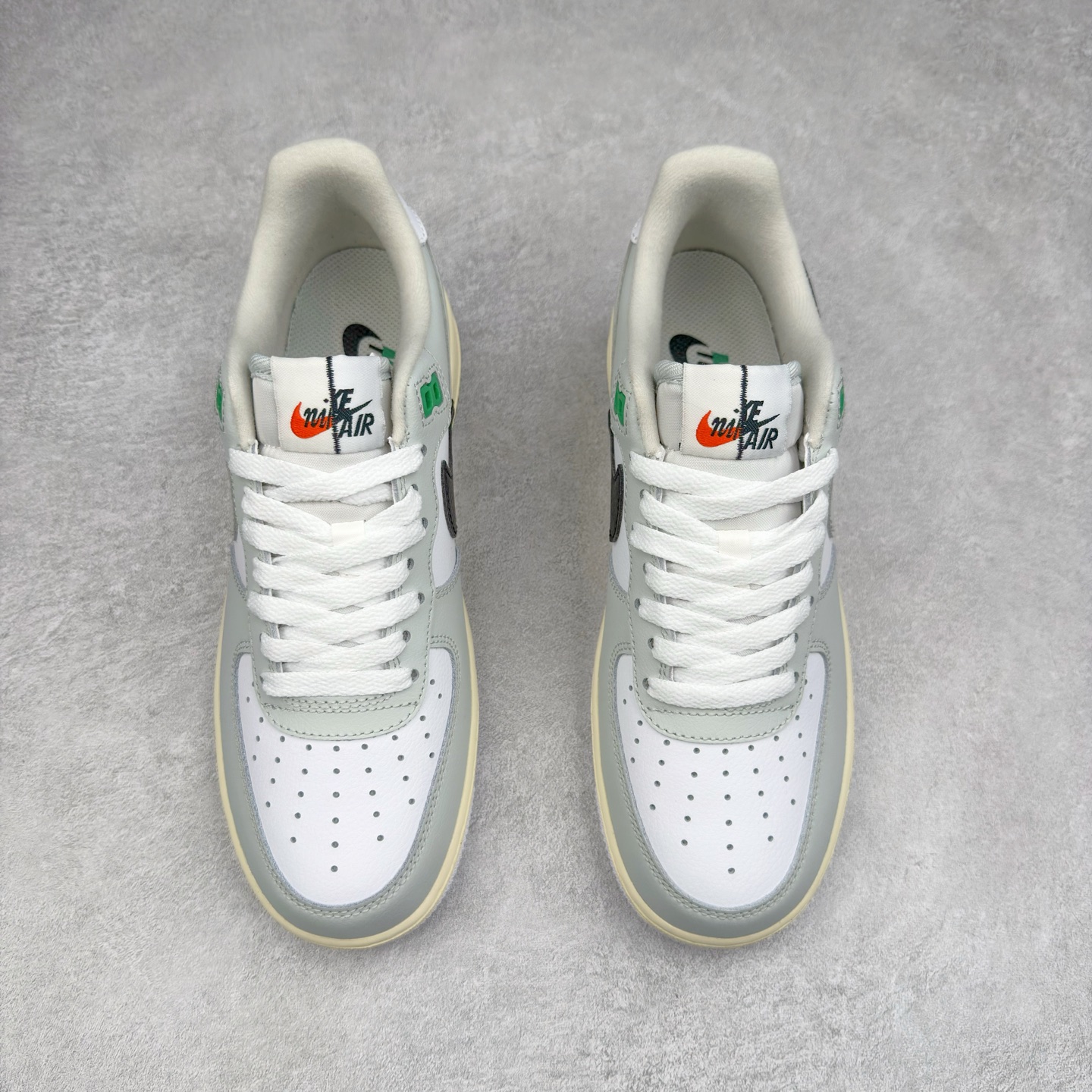 图片[2]-＃XT纯原 NK Air Force 1´07 Low 空军一号低帮百搭休闲运动板鞋 DZ2522-001 顶级批次 2022全新楦头鞋型 鱼鳞大底 历时开发三个月 清洁度完美 二维码鞋标 内置芯片及solo气垫 大底高度及其弧度依照正品 钢印 logo刺绣 鞋口弧度 鞋头长度 鞋面冲孔 鞋垫背胶及钢印 完美鞋型对比正品 每一处都是细节满满 柔软、弹性十足的缓震性能和出色的中底设计 横跨复古与现代的外型结合 造就出风靡全球 三十多年的Force 1 直到今天还深受青睐 实拍调校N版已经零色差零失真 百分百还原实物色彩所见即所得 不存在货不对板色差等低级问题 选购参考实物拍摄 不混卖不参货 只用心做好货严格选品 承诺混一赔十 尺码：36 36.5 37.5 38 38.5 39 40 40.5 41 42 42.5 43 44 44.5 45-选品中心