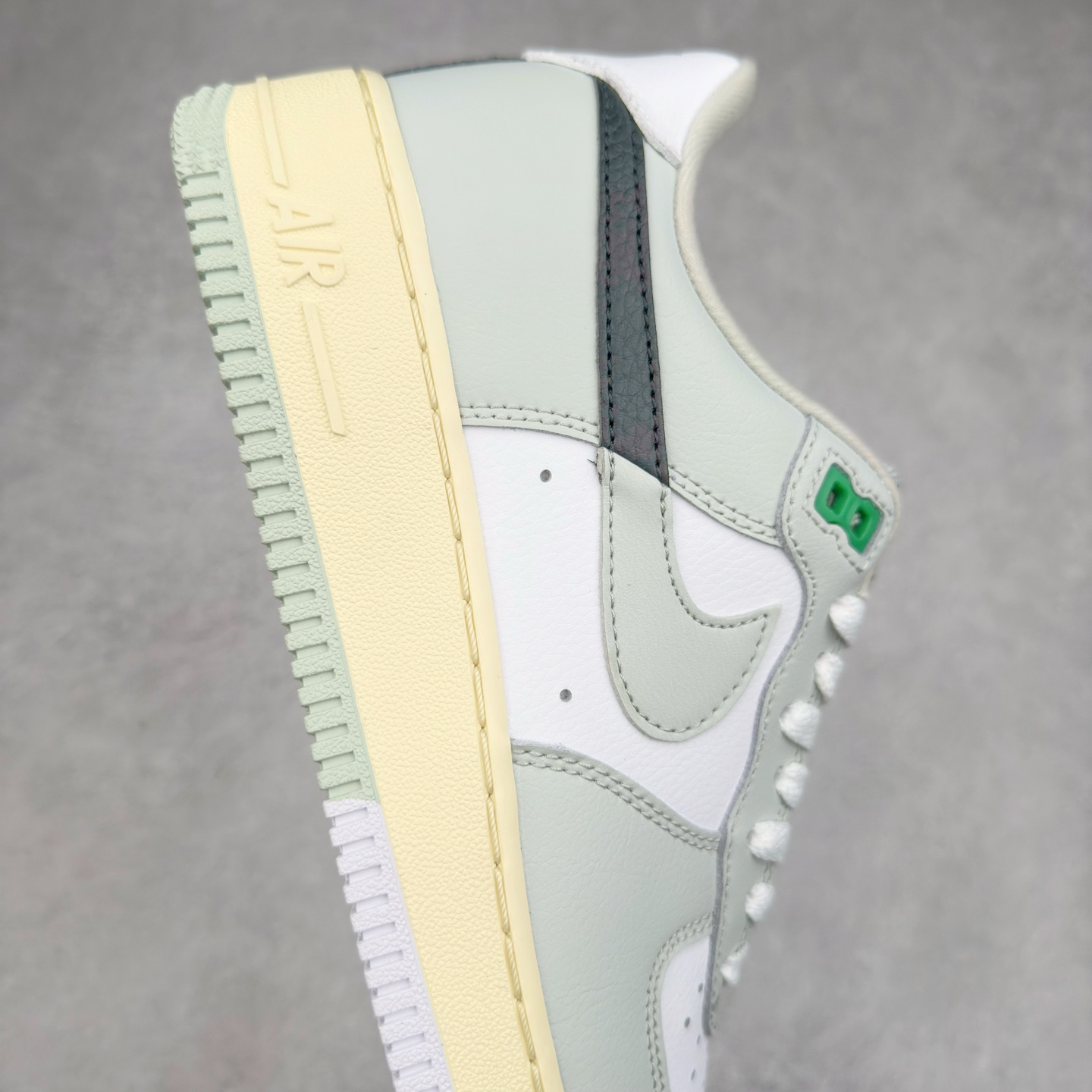 图片[6]-＃XT纯原 NK Air Force 1´07 Low 空军一号低帮百搭休闲运动板鞋 DZ2522-001 顶级批次 2022全新楦头鞋型 鱼鳞大底 历时开发三个月 清洁度完美 二维码鞋标 内置芯片及solo气垫 大底高度及其弧度依照正品 钢印 logo刺绣 鞋口弧度 鞋头长度 鞋面冲孔 鞋垫背胶及钢印 完美鞋型对比正品 每一处都是细节满满 柔软、弹性十足的缓震性能和出色的中底设计 横跨复古与现代的外型结合 造就出风靡全球 三十多年的Force 1 直到今天还深受青睐 实拍调校N版已经零色差零失真 百分百还原实物色彩所见即所得 不存在货不对板色差等低级问题 选购参考实物拍摄 不混卖不参货 只用心做好货严格选品 承诺混一赔十 尺码：36 36.5 37.5 38 38.5 39 40 40.5 41 42 42.5 43 44 44.5 45-选品中心