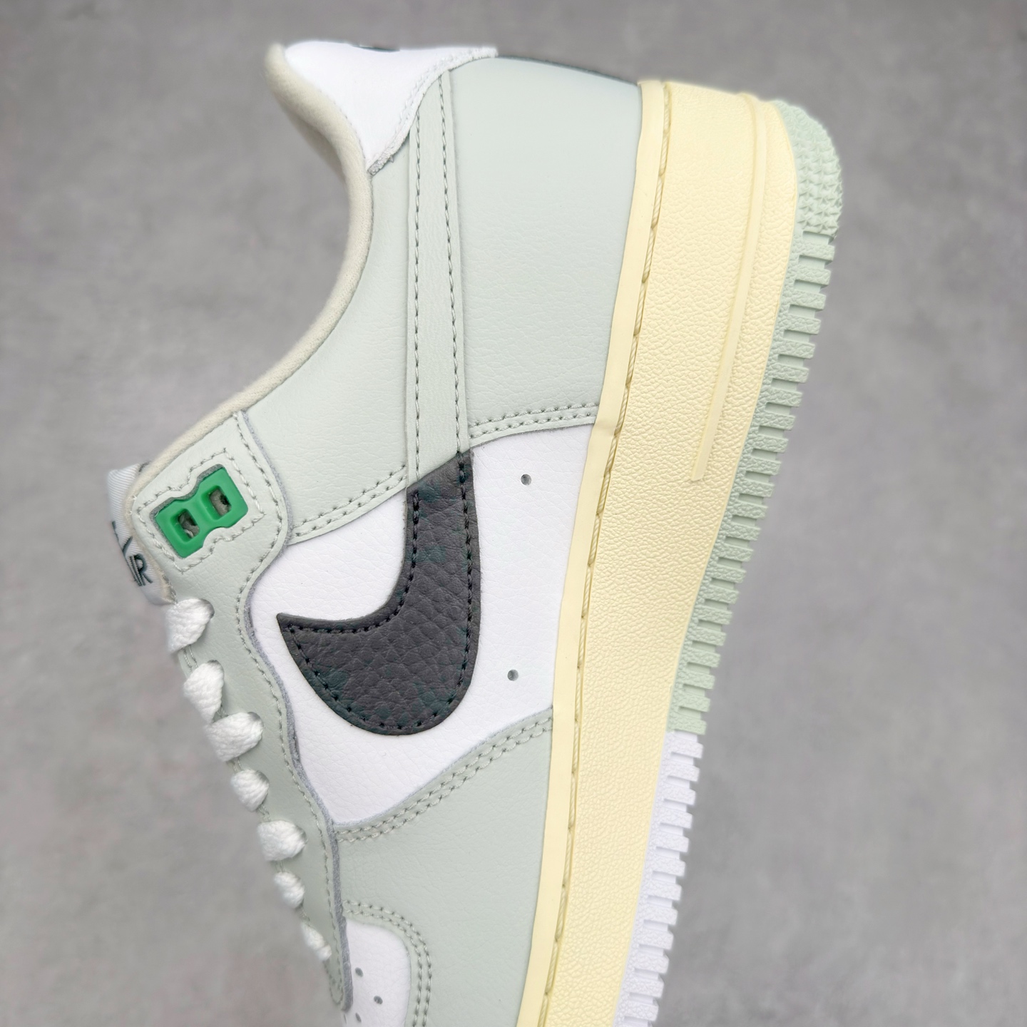 图片[7]-＃XT纯原 NK Air Force 1´07 Low 空军一号低帮百搭休闲运动板鞋 DZ2522-001 顶级批次 2022全新楦头鞋型 鱼鳞大底 历时开发三个月 清洁度完美 二维码鞋标 内置芯片及solo气垫 大底高度及其弧度依照正品 钢印 logo刺绣 鞋口弧度 鞋头长度 鞋面冲孔 鞋垫背胶及钢印 完美鞋型对比正品 每一处都是细节满满 柔软、弹性十足的缓震性能和出色的中底设计 横跨复古与现代的外型结合 造就出风靡全球 三十多年的Force 1 直到今天还深受青睐 实拍调校N版已经零色差零失真 百分百还原实物色彩所见即所得 不存在货不对板色差等低级问题 选购参考实物拍摄 不混卖不参货 只用心做好货严格选品 承诺混一赔十 尺码：36 36.5 37.5 38 38.5 39 40 40.5 41 42 42.5 43 44 44.5 45-选品中心