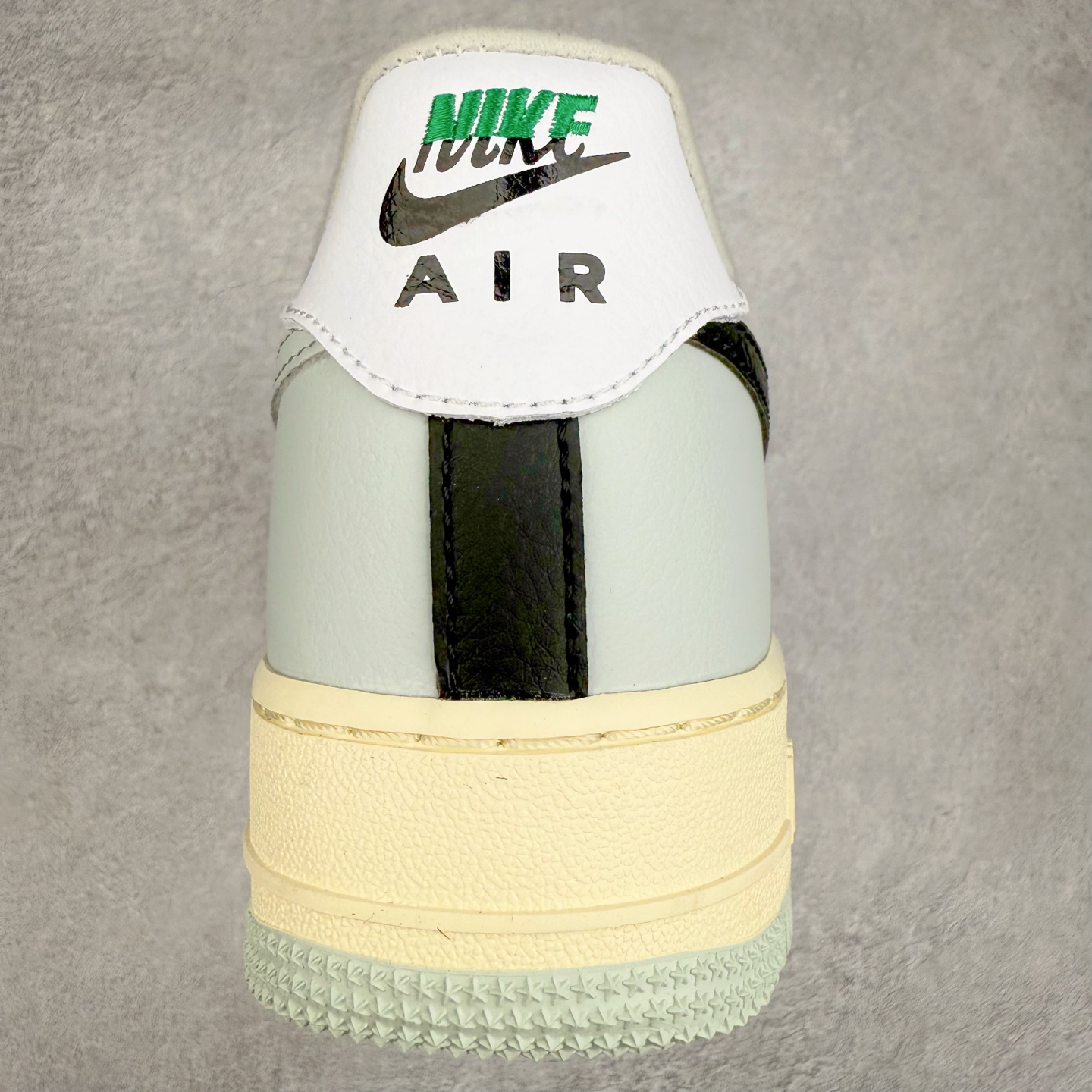 图片[8]-＃XT纯原 NK Air Force 1´07 Low 空军一号低帮百搭休闲运动板鞋 DZ2522-001 顶级批次 2022全新楦头鞋型 鱼鳞大底 历时开发三个月 清洁度完美 二维码鞋标 内置芯片及solo气垫 大底高度及其弧度依照正品 钢印 logo刺绣 鞋口弧度 鞋头长度 鞋面冲孔 鞋垫背胶及钢印 完美鞋型对比正品 每一处都是细节满满 柔软、弹性十足的缓震性能和出色的中底设计 横跨复古与现代的外型结合 造就出风靡全球 三十多年的Force 1 直到今天还深受青睐 实拍调校N版已经零色差零失真 百分百还原实物色彩所见即所得 不存在货不对板色差等低级问题 选购参考实物拍摄 不混卖不参货 只用心做好货严格选品 承诺混一赔十 尺码：36 36.5 37.5 38 38.5 39 40 40.5 41 42 42.5 43 44 44.5 45-选品中心