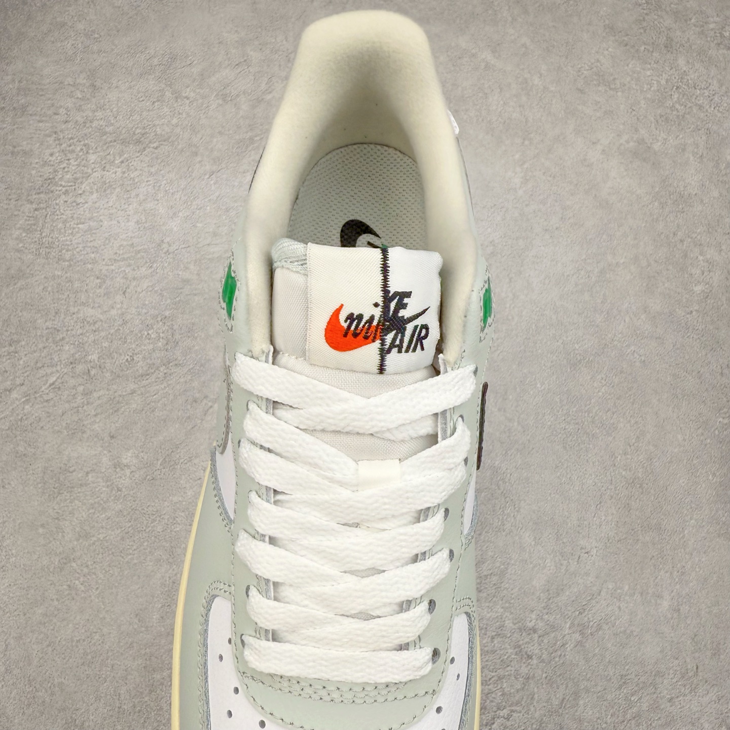 图片[5]-＃XT纯原 NK Air Force 1´07 Low 空军一号低帮百搭休闲运动板鞋 DZ2522-001 顶级批次 2022全新楦头鞋型 鱼鳞大底 历时开发三个月 清洁度完美 二维码鞋标 内置芯片及solo气垫 大底高度及其弧度依照正品 钢印 logo刺绣 鞋口弧度 鞋头长度 鞋面冲孔 鞋垫背胶及钢印 完美鞋型对比正品 每一处都是细节满满 柔软、弹性十足的缓震性能和出色的中底设计 横跨复古与现代的外型结合 造就出风靡全球 三十多年的Force 1 直到今天还深受青睐 实拍调校N版已经零色差零失真 百分百还原实物色彩所见即所得 不存在货不对板色差等低级问题 选购参考实物拍摄 不混卖不参货 只用心做好货严格选品 承诺混一赔十 尺码：36 36.5 37.5 38 38.5 39 40 40.5 41 42 42.5 43 44 44.5 45-选品中心