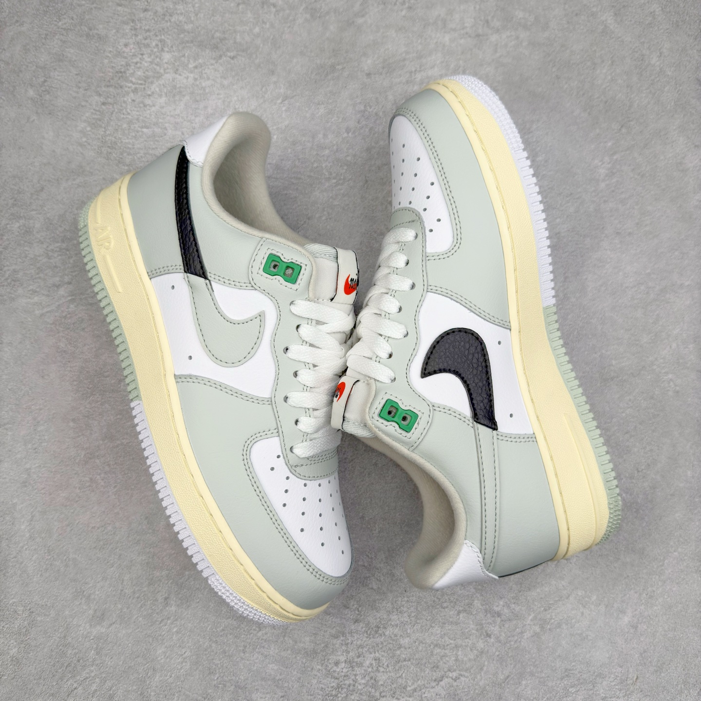 图片[3]-＃XT纯原 NK Air Force 1´07 Low 空军一号低帮百搭休闲运动板鞋 DZ2522-001 顶级批次 2022全新楦头鞋型 鱼鳞大底 历时开发三个月 清洁度完美 二维码鞋标 内置芯片及solo气垫 大底高度及其弧度依照正品 钢印 logo刺绣 鞋口弧度 鞋头长度 鞋面冲孔 鞋垫背胶及钢印 完美鞋型对比正品 每一处都是细节满满 柔软、弹性十足的缓震性能和出色的中底设计 横跨复古与现代的外型结合 造就出风靡全球 三十多年的Force 1 直到今天还深受青睐 实拍调校N版已经零色差零失真 百分百还原实物色彩所见即所得 不存在货不对板色差等低级问题 选购参考实物拍摄 不混卖不参货 只用心做好货严格选品 承诺混一赔十 尺码：36 36.5 37.5 38 38.5 39 40 40.5 41 42 42.5 43 44 44.5 45-选品中心