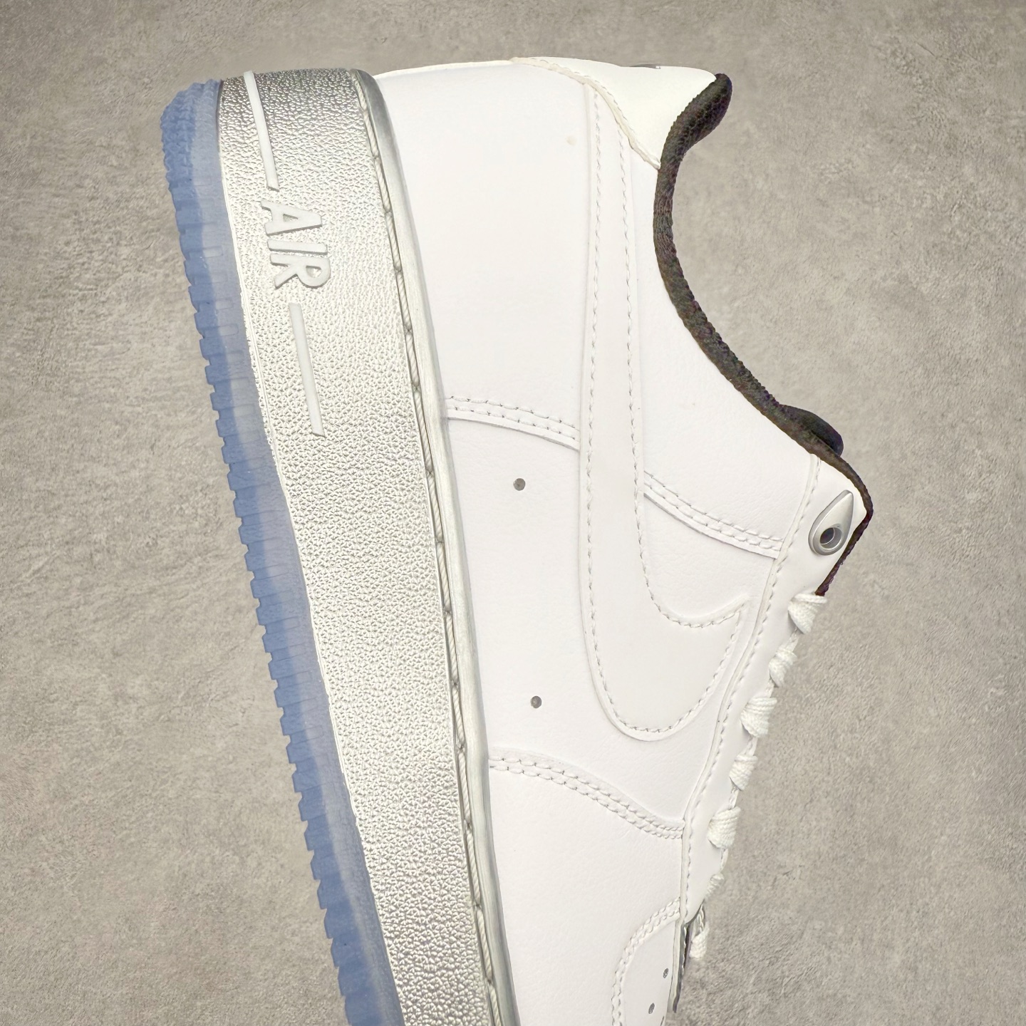 图片[6]-＃XT纯原 NK Air Force 1´07 Low 空军一号低帮百搭休闲运动板鞋 DX6764-100 顶级批次 2022全新楦头鞋型 鱼鳞大底 历时开发三个月 清洁度完美 二维码鞋标 内置芯片及solo气垫 大底高度及其弧度依照正品 钢印 logo刺绣 鞋口弧度 鞋头长度 鞋面冲孔 鞋垫背胶及钢印 完美鞋型对比正品 每一处都是细节满满 柔软、弹性十足的缓震性能和出色的中底设计 横跨复古与现代的外型结合 造就出风靡全球 三十多年的Force 1 直到今天还深受青睐 实拍调校N版已经零色差零失真 百分百还原实物色彩所见即所得 不存在货不对板色差等低级问题 选购参考实物拍摄 不混卖不参货 只用心做好货严格选品 承诺混一赔十 尺码：36 36.5 37.5 38 38.5 39 40 40.5 41 42 42.5 43 44 44.5 45-选品中心