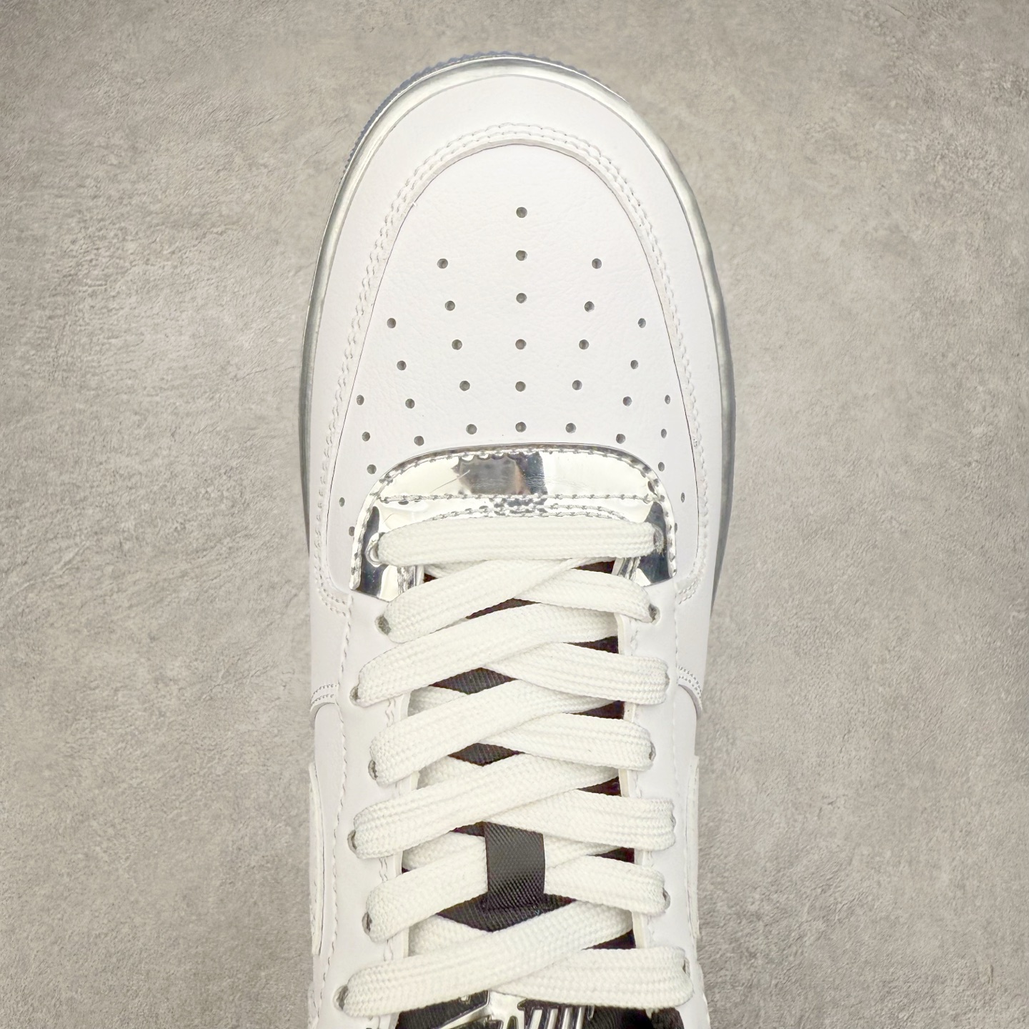 图片[4]-＃XT纯原 NK Air Force 1´07 Low 空军一号低帮百搭休闲运动板鞋 DX6764-100 顶级批次 2022全新楦头鞋型 鱼鳞大底 历时开发三个月 清洁度完美 二维码鞋标 内置芯片及solo气垫 大底高度及其弧度依照正品 钢印 logo刺绣 鞋口弧度 鞋头长度 鞋面冲孔 鞋垫背胶及钢印 完美鞋型对比正品 每一处都是细节满满 柔软、弹性十足的缓震性能和出色的中底设计 横跨复古与现代的外型结合 造就出风靡全球 三十多年的Force 1 直到今天还深受青睐 实拍调校N版已经零色差零失真 百分百还原实物色彩所见即所得 不存在货不对板色差等低级问题 选购参考实物拍摄 不混卖不参货 只用心做好货严格选品 承诺混一赔十 尺码：36 36.5 37.5 38 38.5 39 40 40.5 41 42 42.5 43 44 44.5 45-选品中心