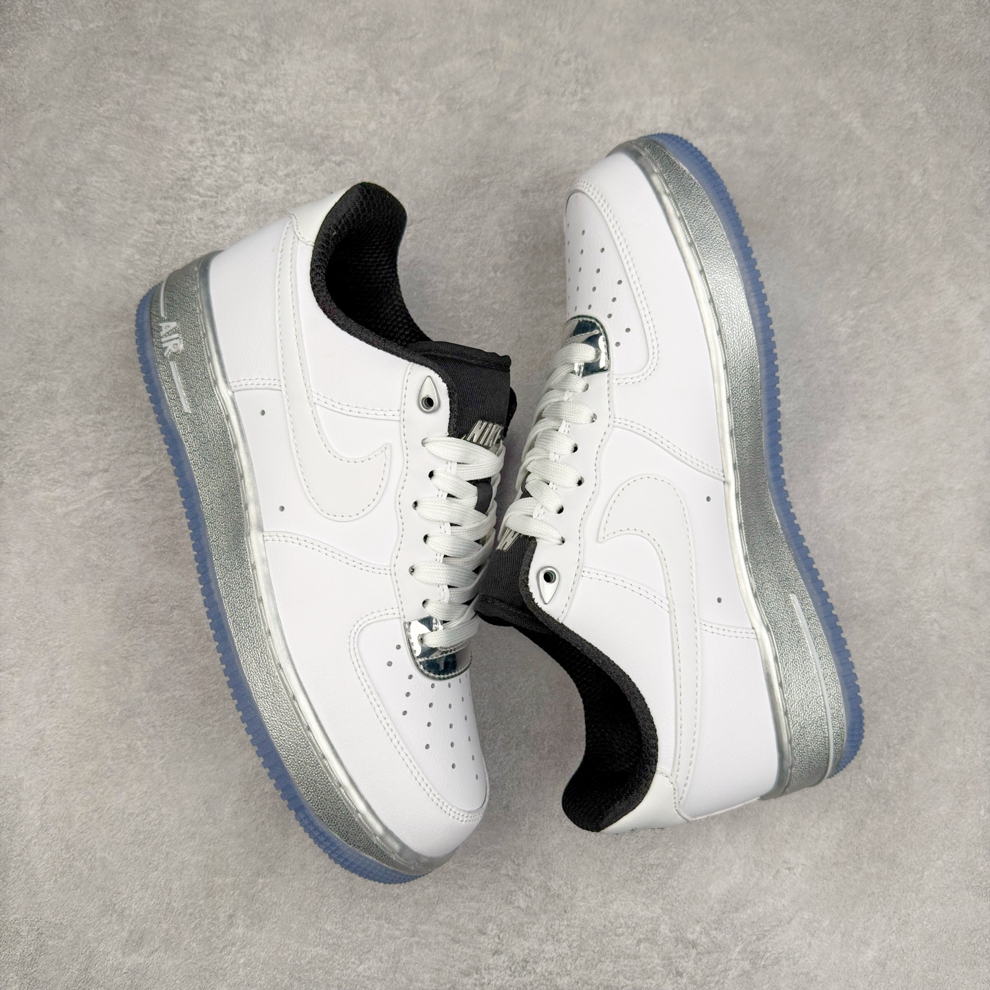 图片[3]-＃XT纯原 NK Air Force 1´07 Low 空军一号低帮百搭休闲运动板鞋 DX6764-100 顶级批次 2022全新楦头鞋型 鱼鳞大底 历时开发三个月 清洁度完美 二维码鞋标 内置芯片及solo气垫 大底高度及其弧度依照正品 钢印 logo刺绣 鞋口弧度 鞋头长度 鞋面冲孔 鞋垫背胶及钢印 完美鞋型对比正品 每一处都是细节满满 柔软、弹性十足的缓震性能和出色的中底设计 横跨复古与现代的外型结合 造就出风靡全球 三十多年的Force 1 直到今天还深受青睐 实拍调校N版已经零色差零失真 百分百还原实物色彩所见即所得 不存在货不对板色差等低级问题 选购参考实物拍摄 不混卖不参货 只用心做好货严格选品 承诺混一赔十 尺码：36 36.5 37.5 38 38.5 39 40 40.5 41 42 42.5 43 44 44.5 45-选品中心