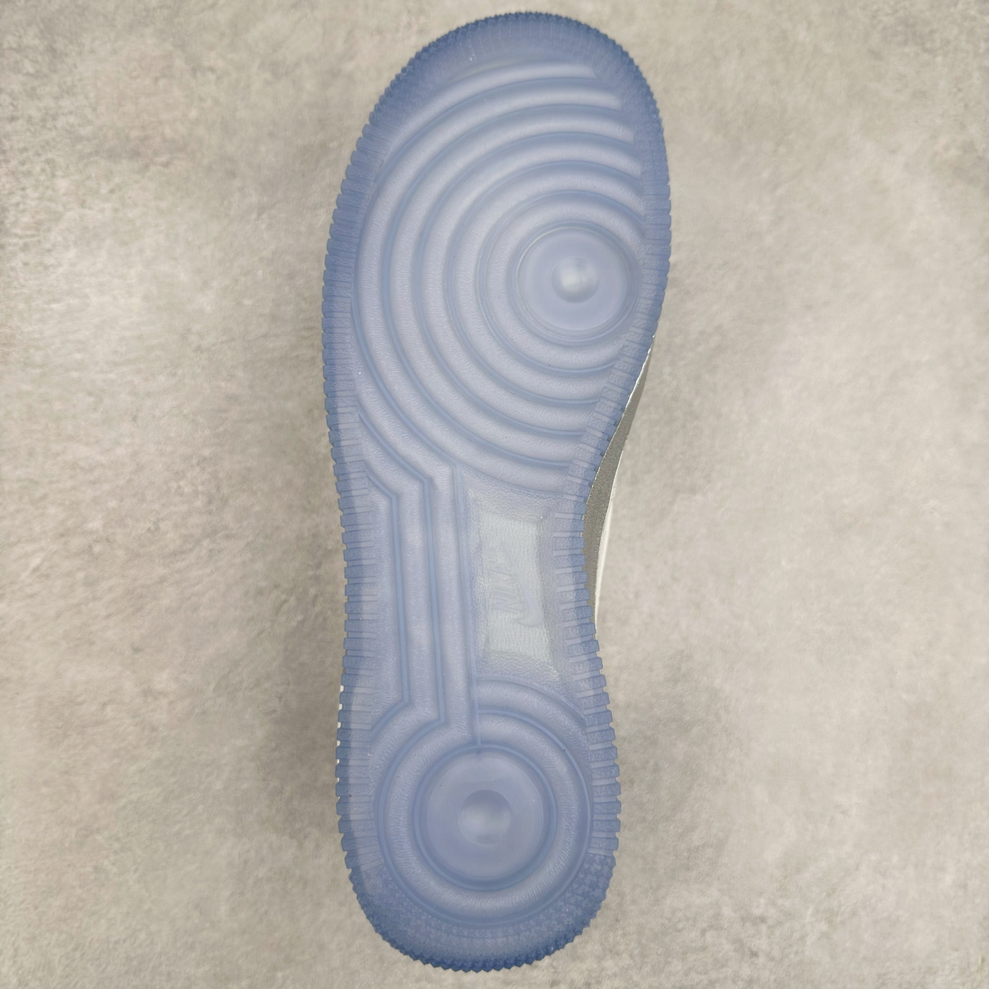 图片[9]-＃XT纯原 NK Air Force 1´07 Low 空军一号低帮百搭休闲运动板鞋 DX6764-100 顶级批次 2022全新楦头鞋型 鱼鳞大底 历时开发三个月 清洁度完美 二维码鞋标 内置芯片及solo气垫 大底高度及其弧度依照正品 钢印 logo刺绣 鞋口弧度 鞋头长度 鞋面冲孔 鞋垫背胶及钢印 完美鞋型对比正品 每一处都是细节满满 柔软、弹性十足的缓震性能和出色的中底设计 横跨复古与现代的外型结合 造就出风靡全球 三十多年的Force 1 直到今天还深受青睐 实拍调校N版已经零色差零失真 百分百还原实物色彩所见即所得 不存在货不对板色差等低级问题 选购参考实物拍摄 不混卖不参货 只用心做好货严格选品 承诺混一赔十 尺码：36 36.5 37.5 38 38.5 39 40 40.5 41 42 42.5 43 44 44.5 45-选品中心