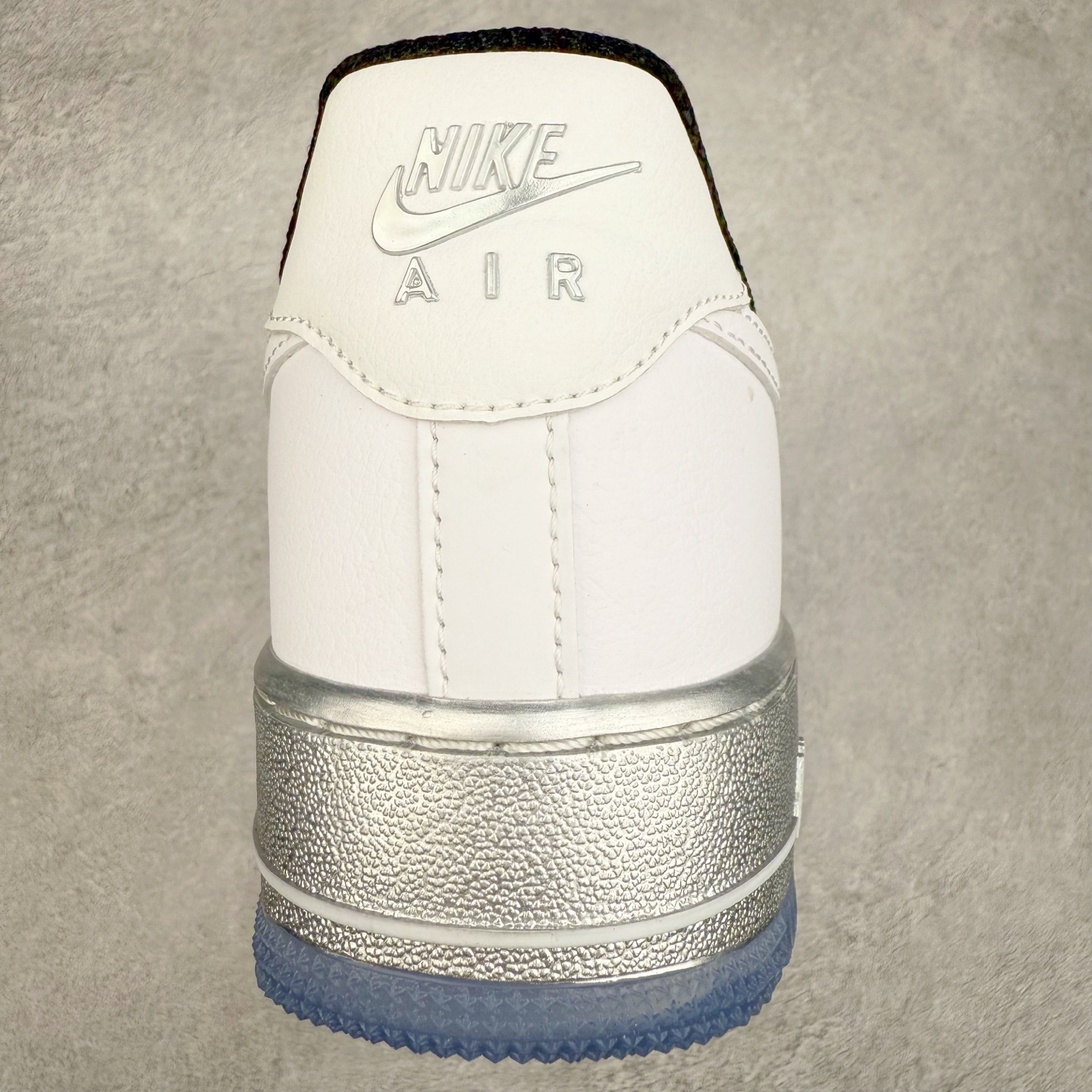 图片[8]-＃XT纯原 NK Air Force 1´07 Low 空军一号低帮百搭休闲运动板鞋 DX6764-100 顶级批次 2022全新楦头鞋型 鱼鳞大底 历时开发三个月 清洁度完美 二维码鞋标 内置芯片及solo气垫 大底高度及其弧度依照正品 钢印 logo刺绣 鞋口弧度 鞋头长度 鞋面冲孔 鞋垫背胶及钢印 完美鞋型对比正品 每一处都是细节满满 柔软、弹性十足的缓震性能和出色的中底设计 横跨复古与现代的外型结合 造就出风靡全球 三十多年的Force 1 直到今天还深受青睐 实拍调校N版已经零色差零失真 百分百还原实物色彩所见即所得 不存在货不对板色差等低级问题 选购参考实物拍摄 不混卖不参货 只用心做好货严格选品 承诺混一赔十 尺码：36 36.5 37.5 38 38.5 39 40 40.5 41 42 42.5 43 44 44.5 45-选品中心